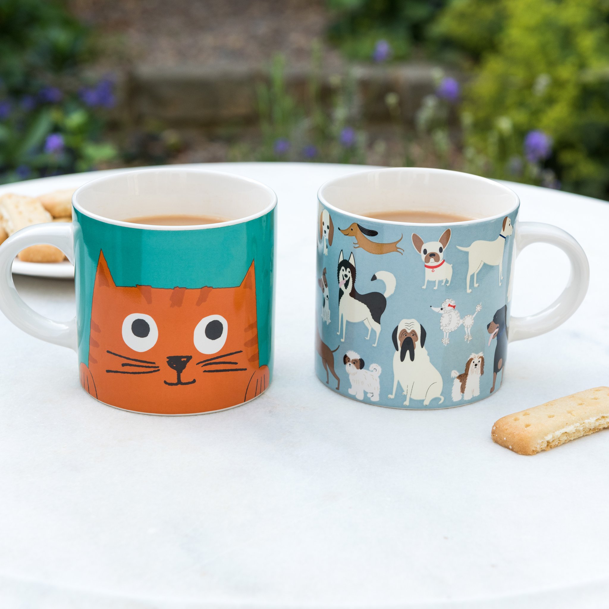 Tasse Chester neben der Hundepark-Tasse mit Tee im Garten