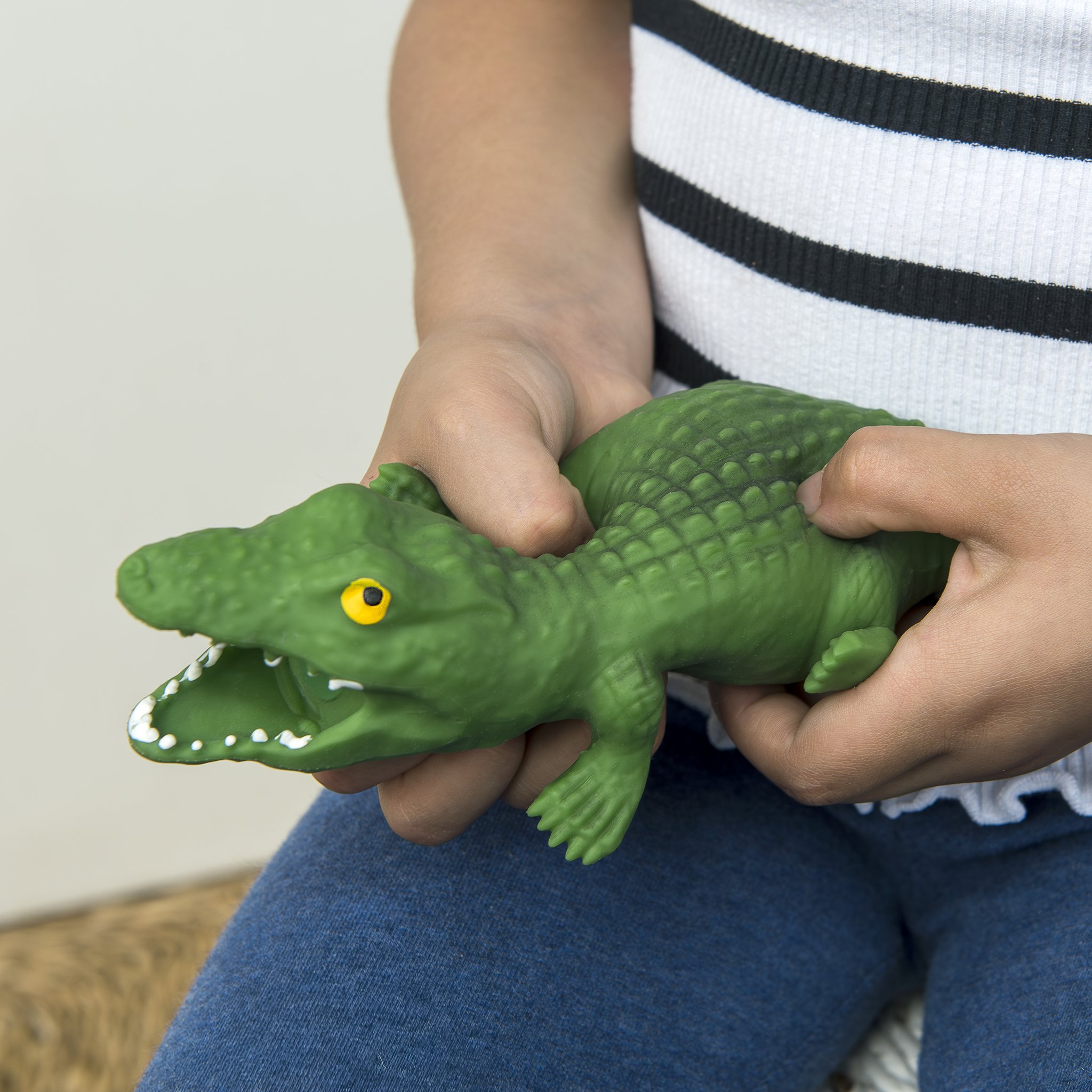 Crocodile à presser dans les mains d'un enfant