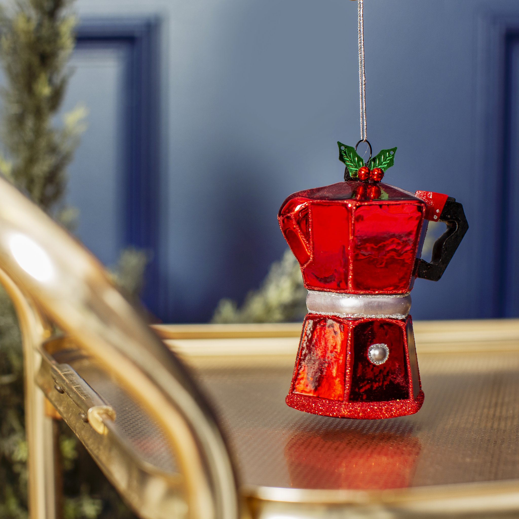 Décoration de sapin cafetière Sass & Belle, cafetière italienne rouge en verre sur plateau doré