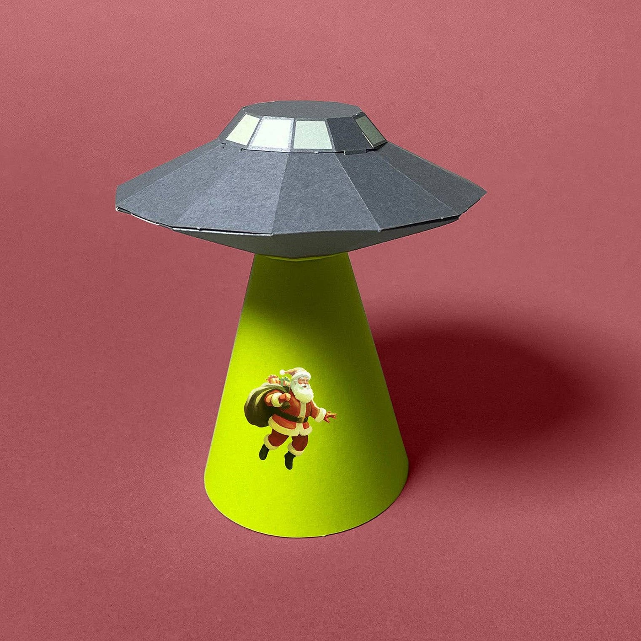 Fertig gebastelt: 3D-Modell UFO, das den Weihnachtsmann entführt aus Papier