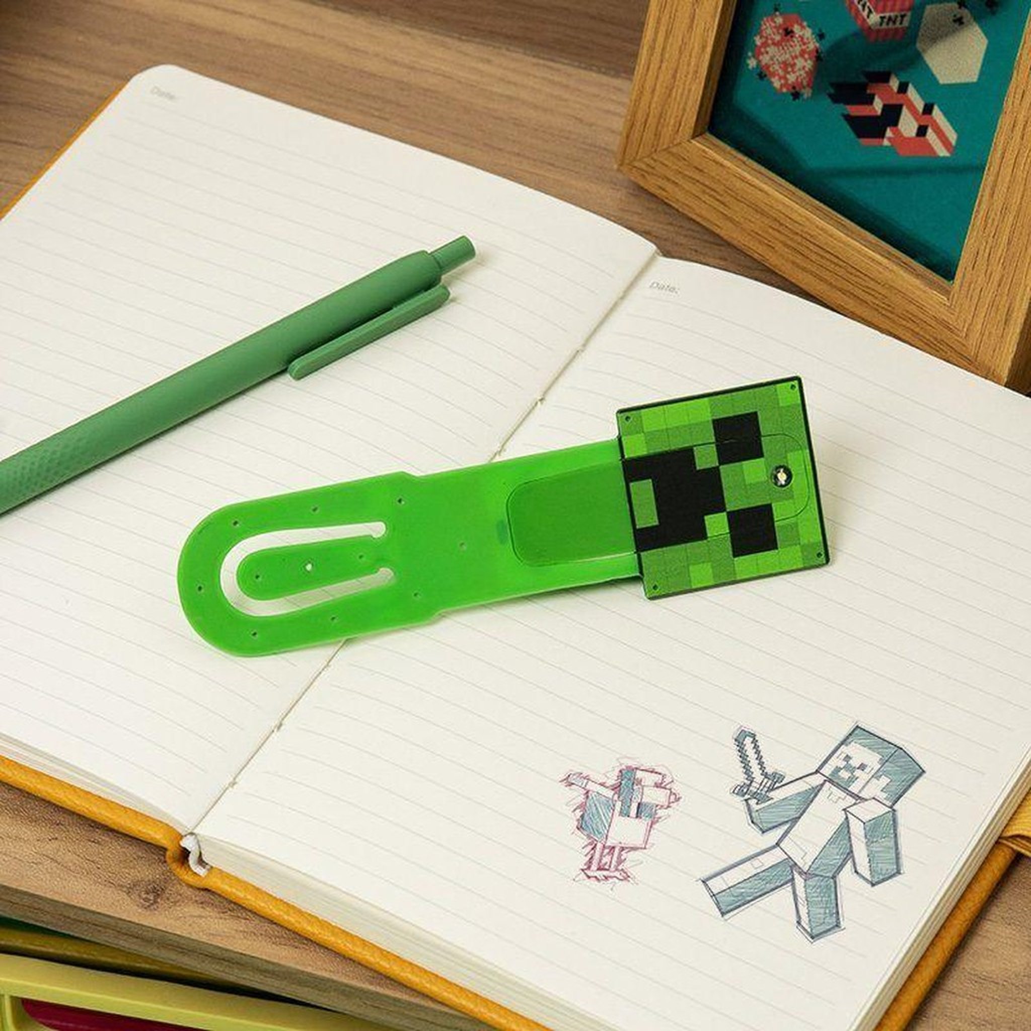 Lampe de lecture Creeper sur un carnet ouvert