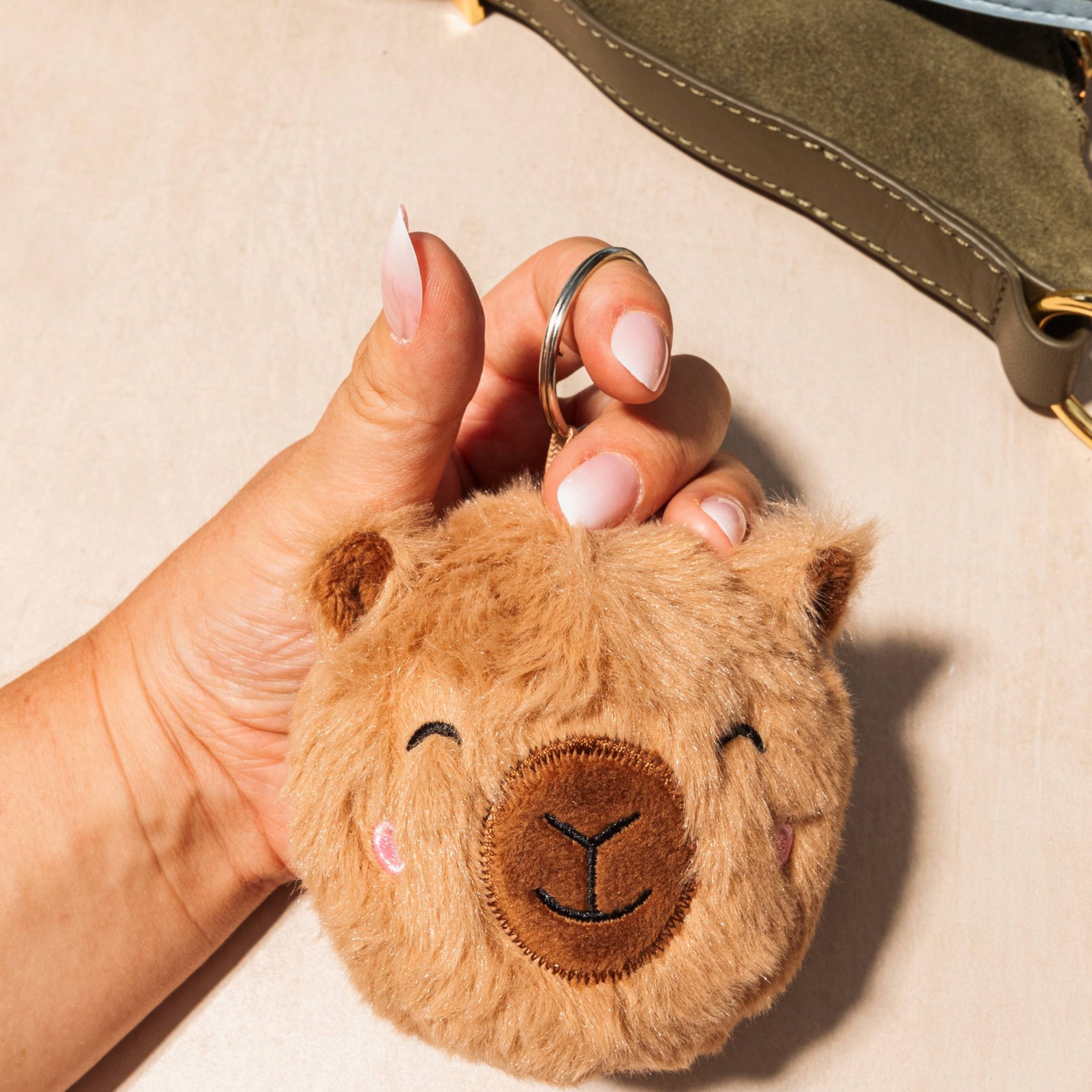 Capybara Stressball Taschenanhänger Sass & Belle Detail