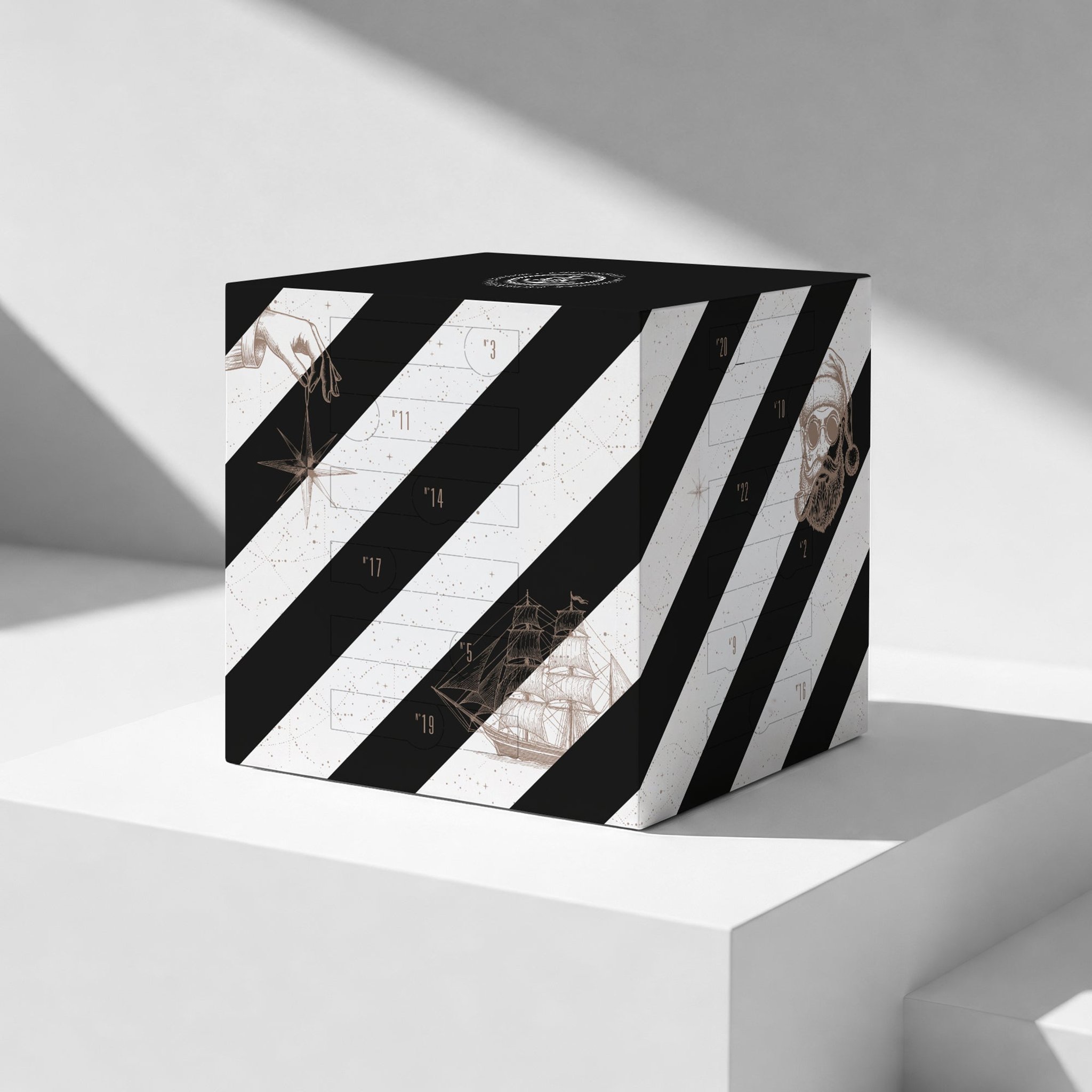 Anker Cube Adventskalender auf einem weissen Podest im Sonnenlicht