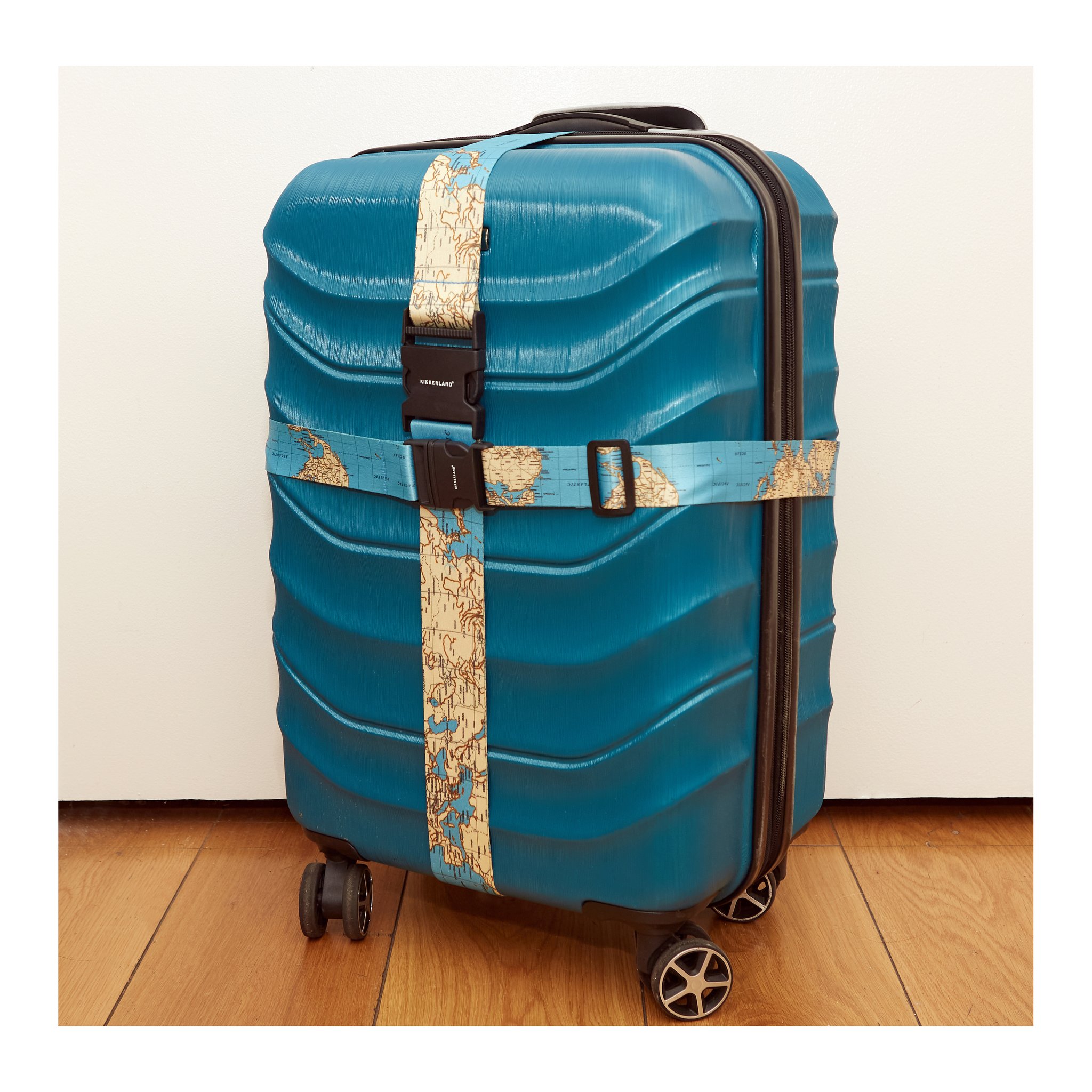 World Traveler Koffergurt mit Weltkartenmotiv um einen blauen Koffer