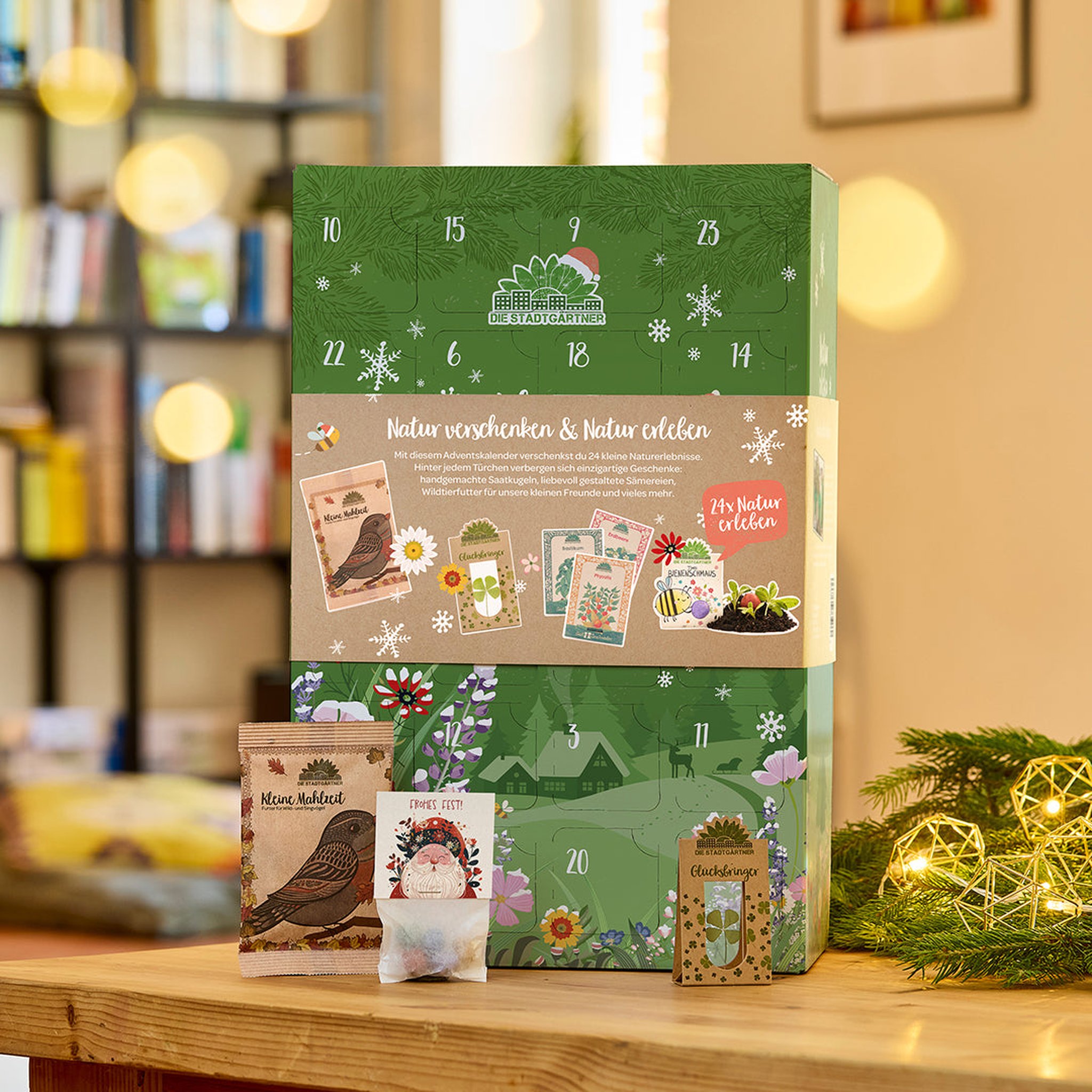 Garten-Adventskalender auf einem Holztisch, davor einige der Überraschungen und weihnachtliche Deko