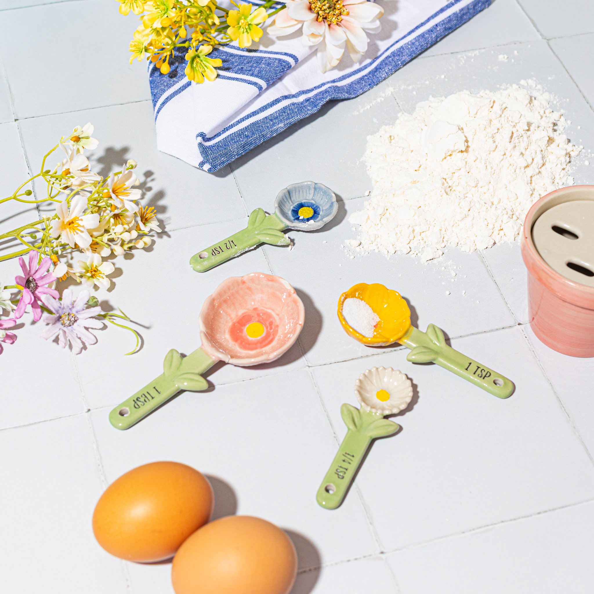 Blumen-Messlöffel mit Topf – auf dem Küchentisch