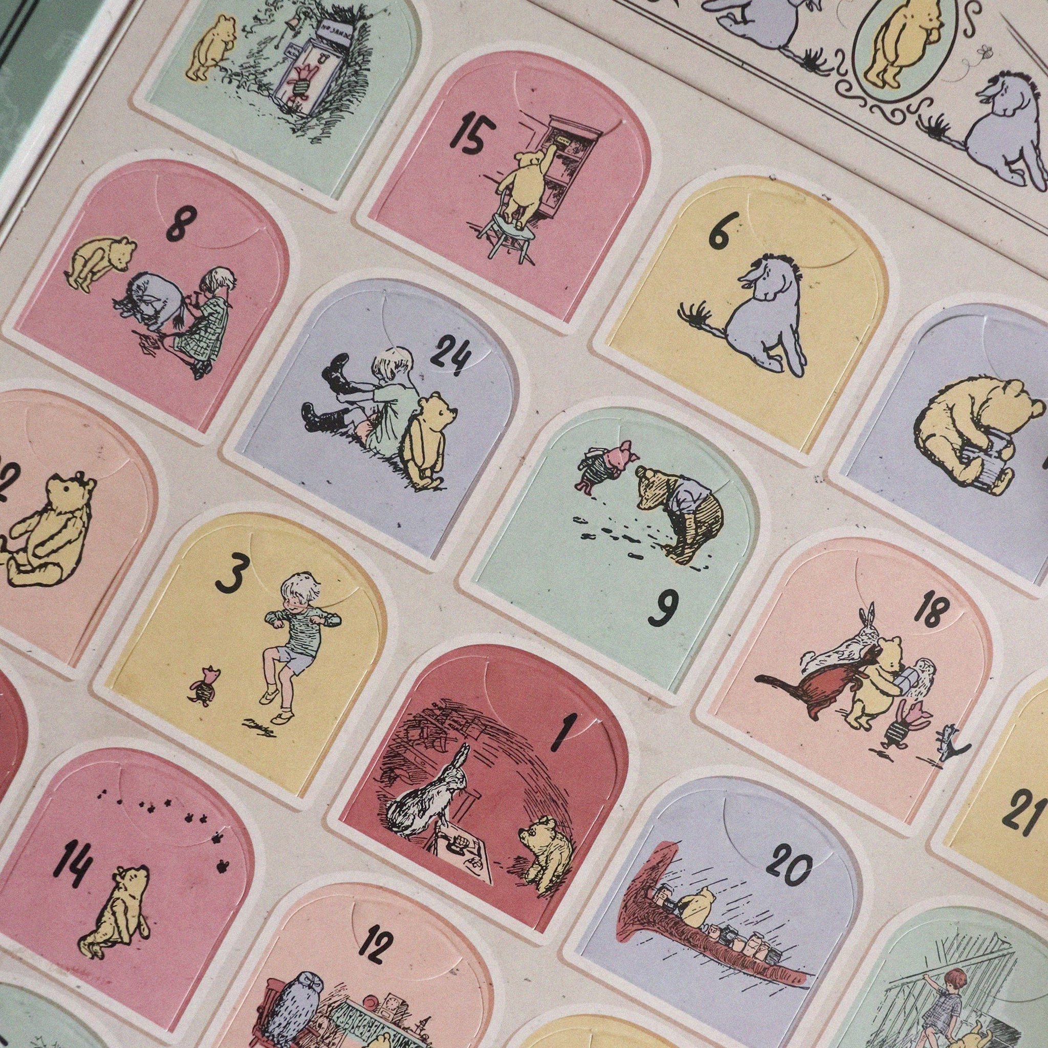 Primo piano delle finestrelle numerate color pastello con i personaggi di Winnie the Pooh