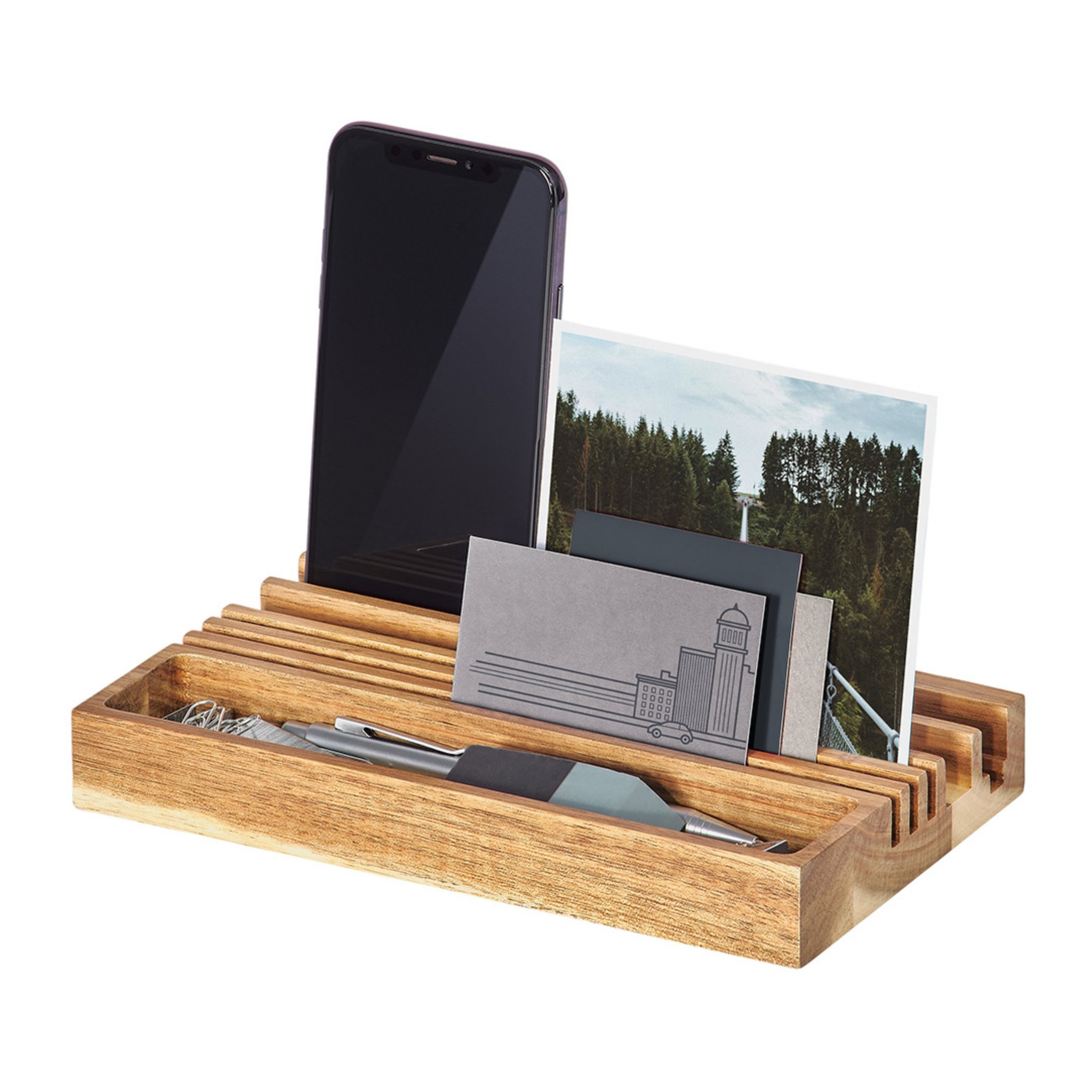 Organiseur en bois en usage : smartphone et carte postale dans les rainures, stylos et trombones dans le bac