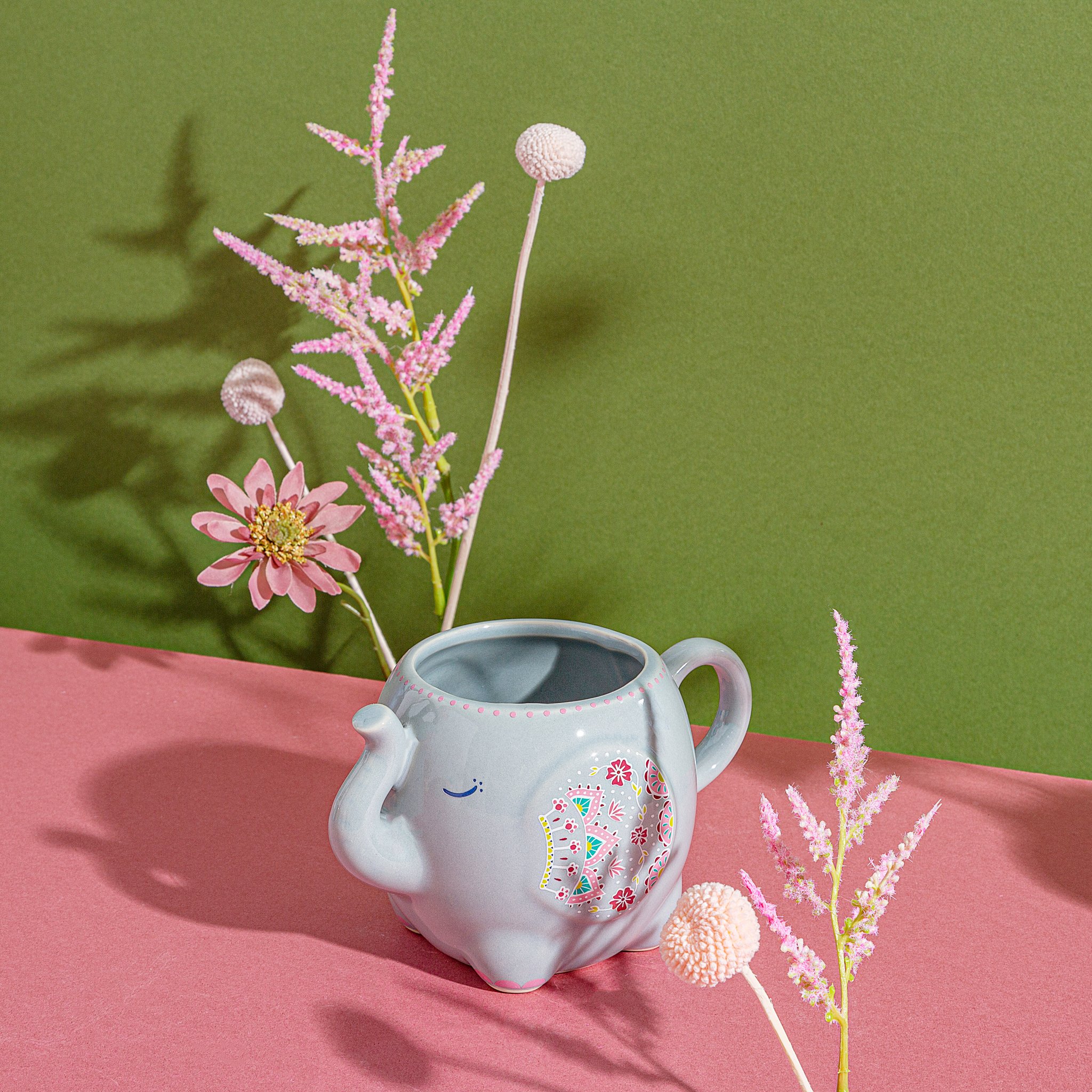 Tazza Mandala Elefante Sass & Belle – vista frontale della tazza in ceramica grigia con proboscide e manico