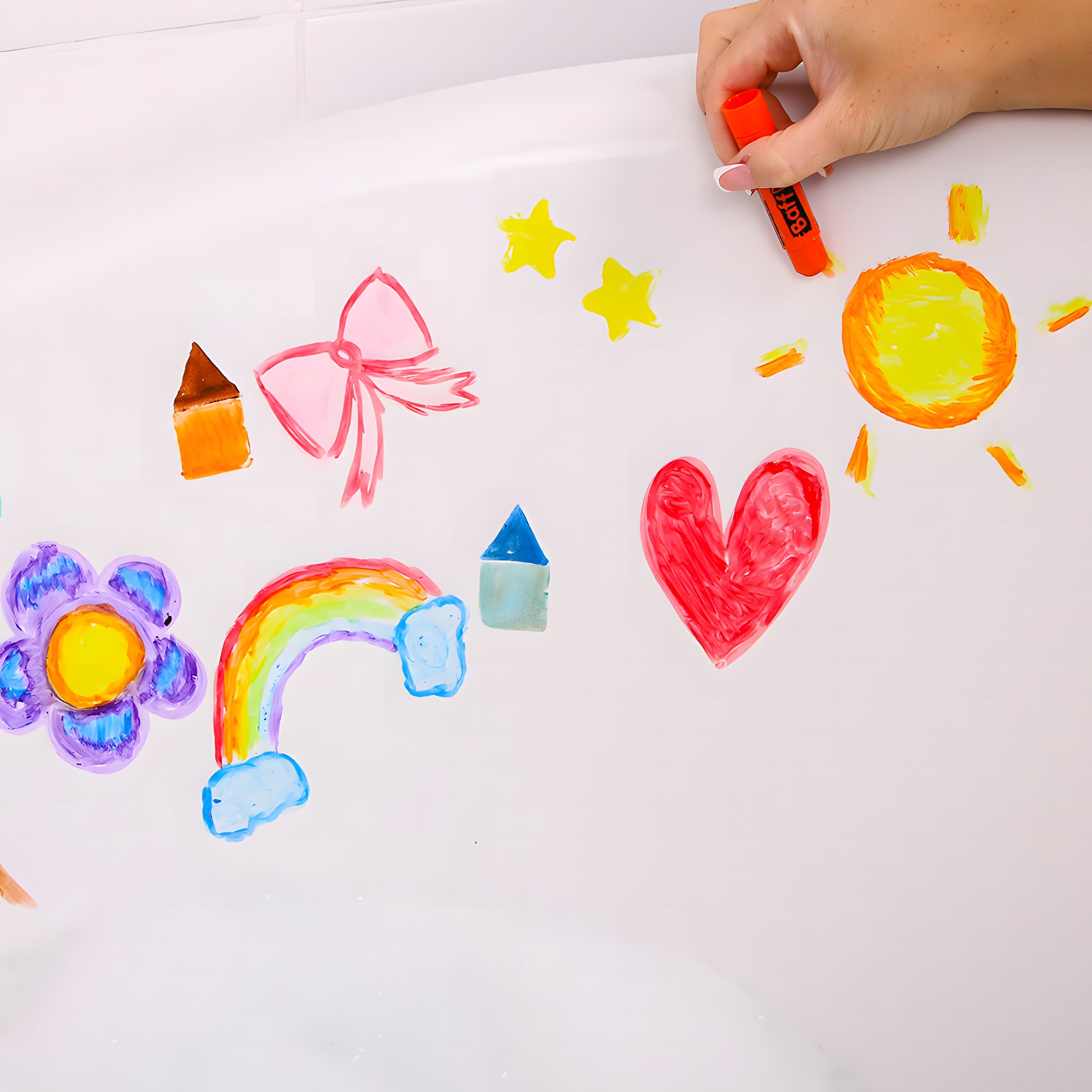 Baff Paints Malstifte in Anwendung in der Badewanne