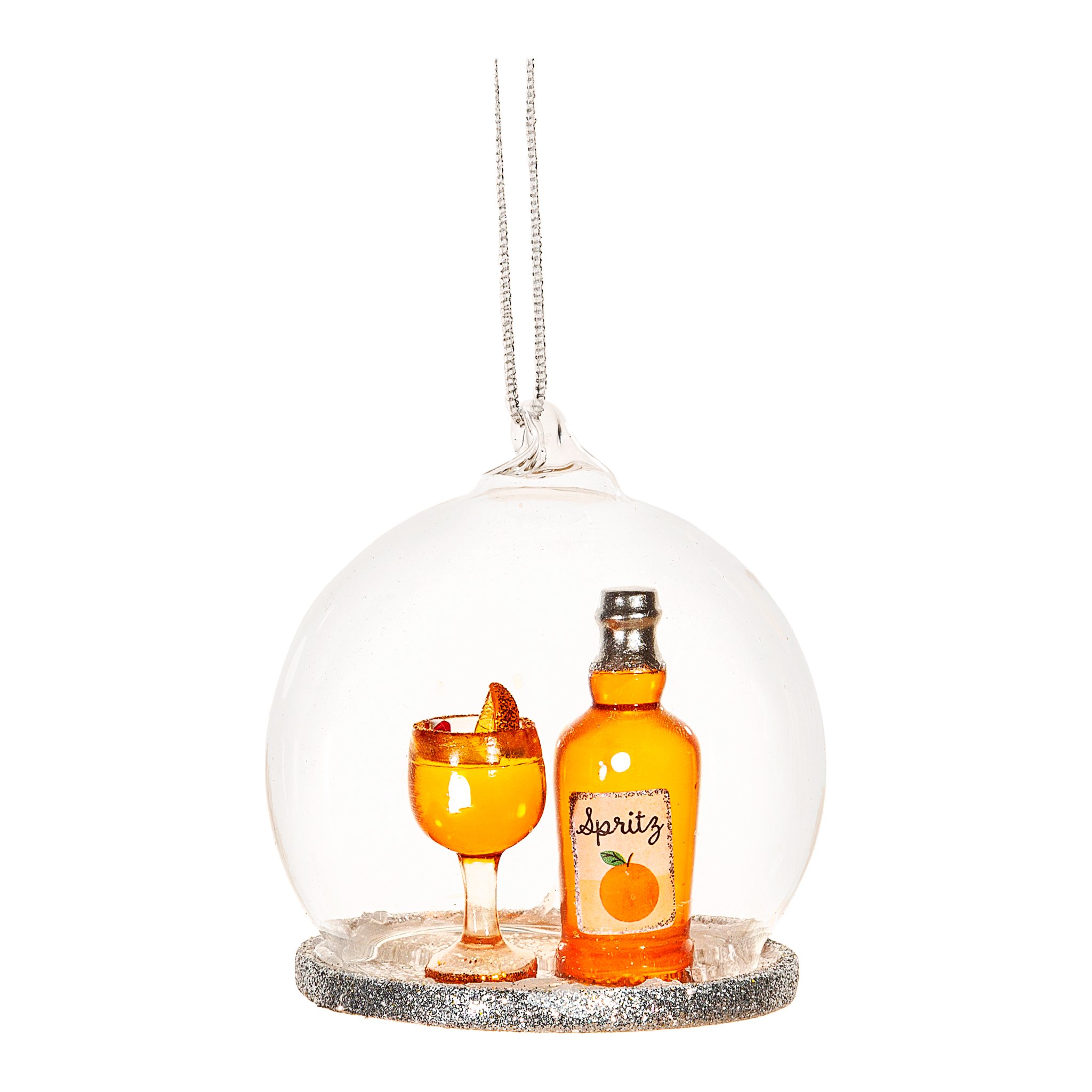 Spritz-Cocktail-Weihnachtskugel freigestellt, Glaskuppel mit Spritz-Flasche und Glas auf Glitzersockel