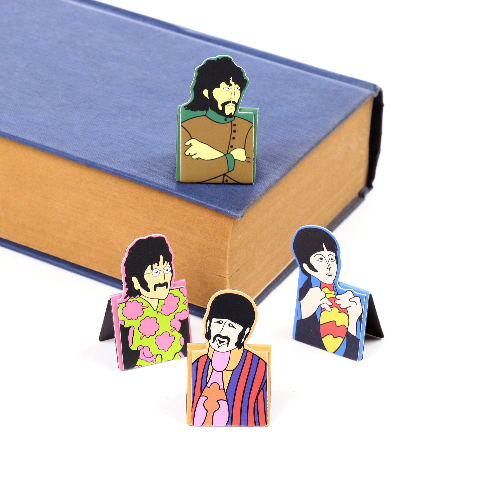 Quatre marque-pages magnetiques Beatles sur un livre ouvert