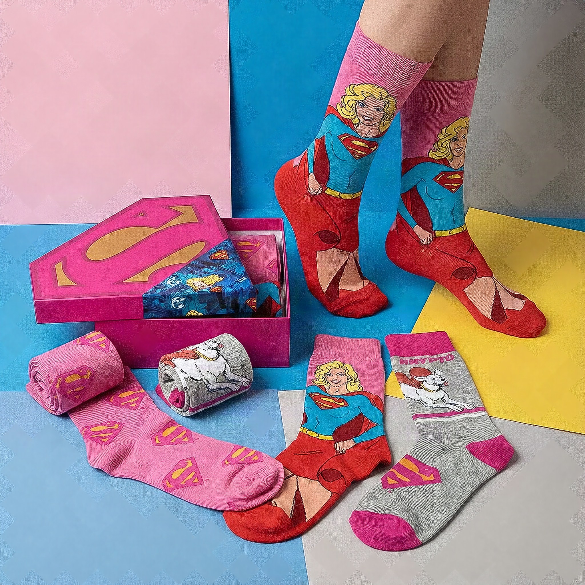 Coffret en forme de blason avec les trois paires sur fond coloré