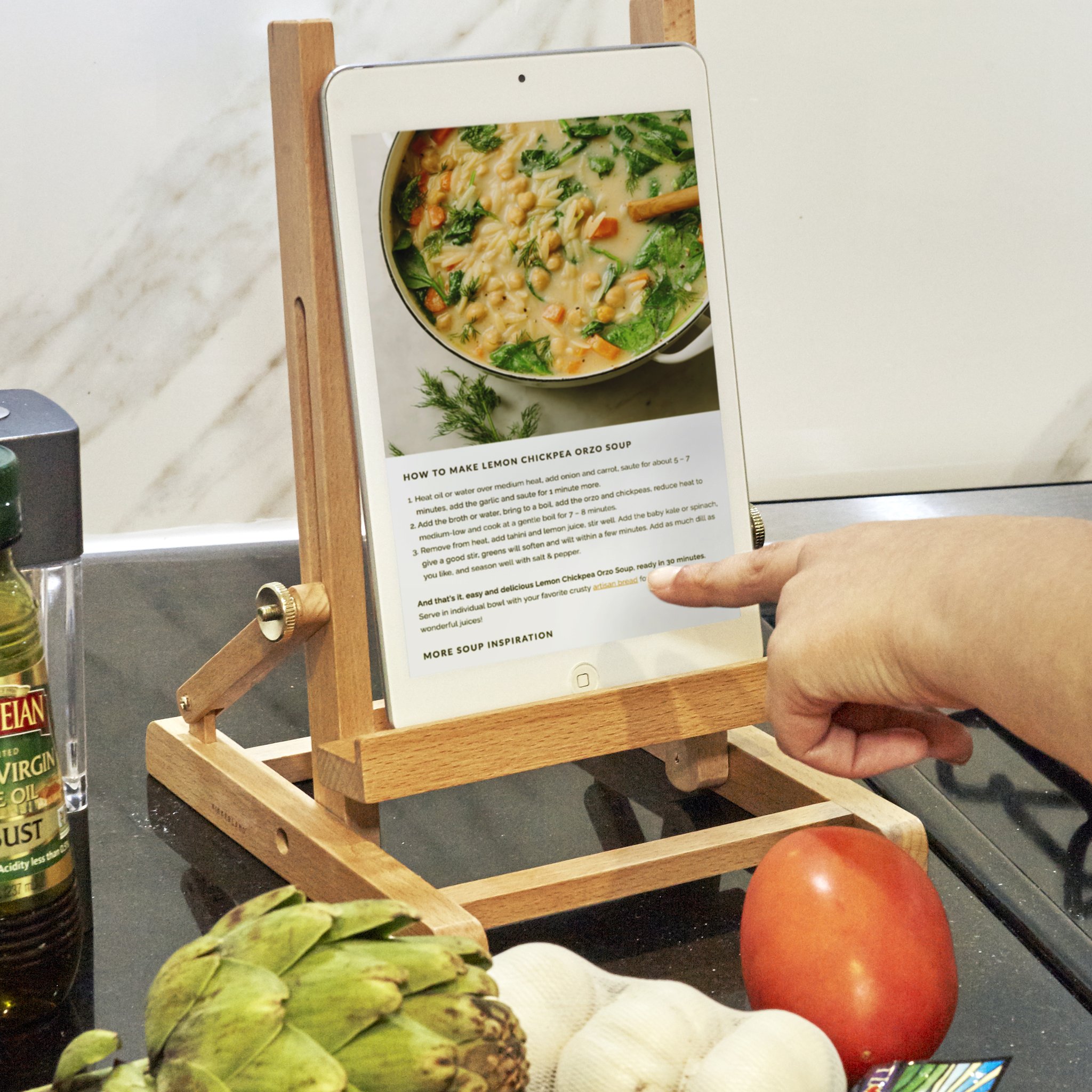 Tablette avec recette sur le support en bois dans la cuisine