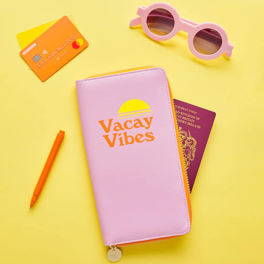 Travel Wallet Vacay Vibes von Yes Studio