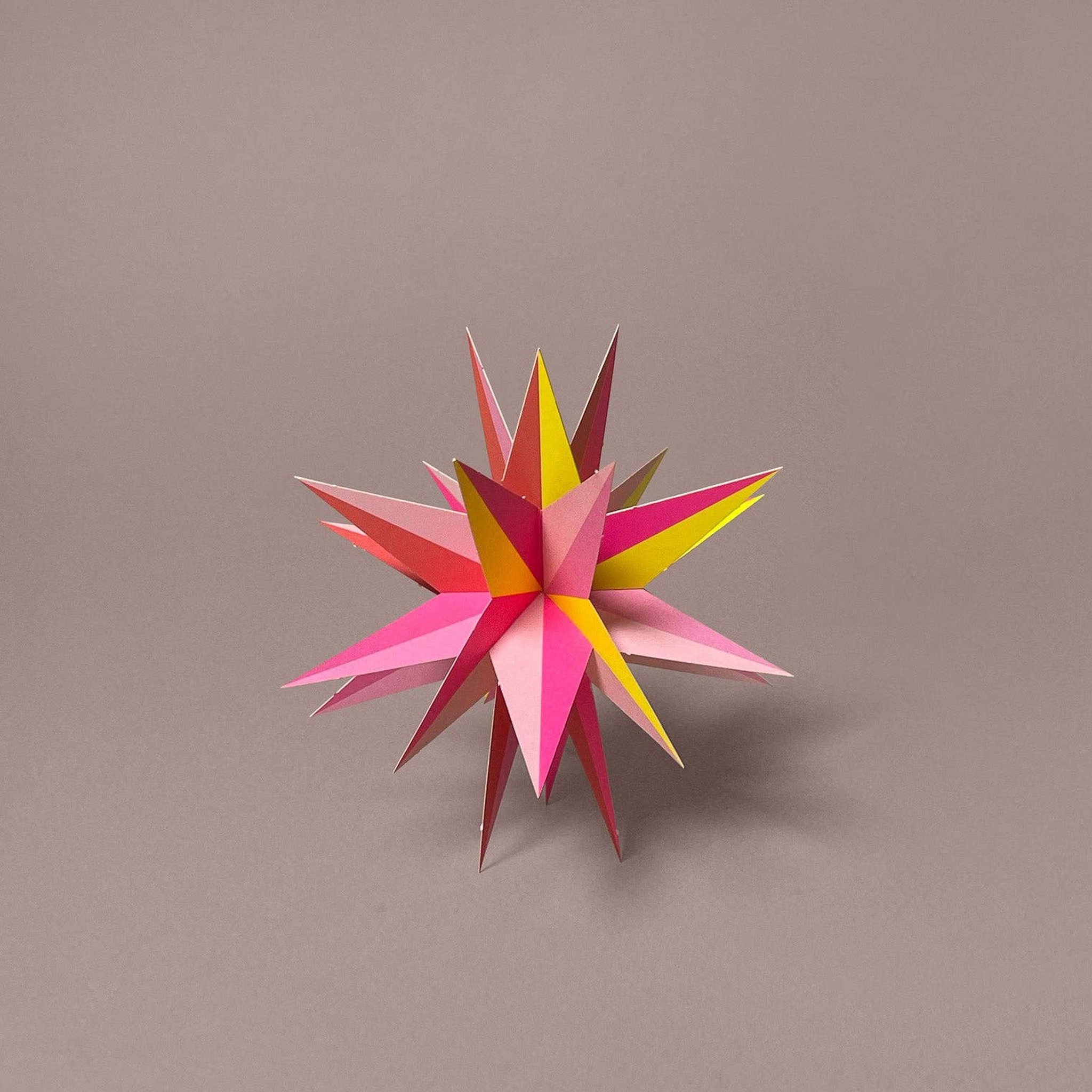 Fertig gebastelt: 3D-Modell Winterstern in Neonpink und Neongelb aus Papier