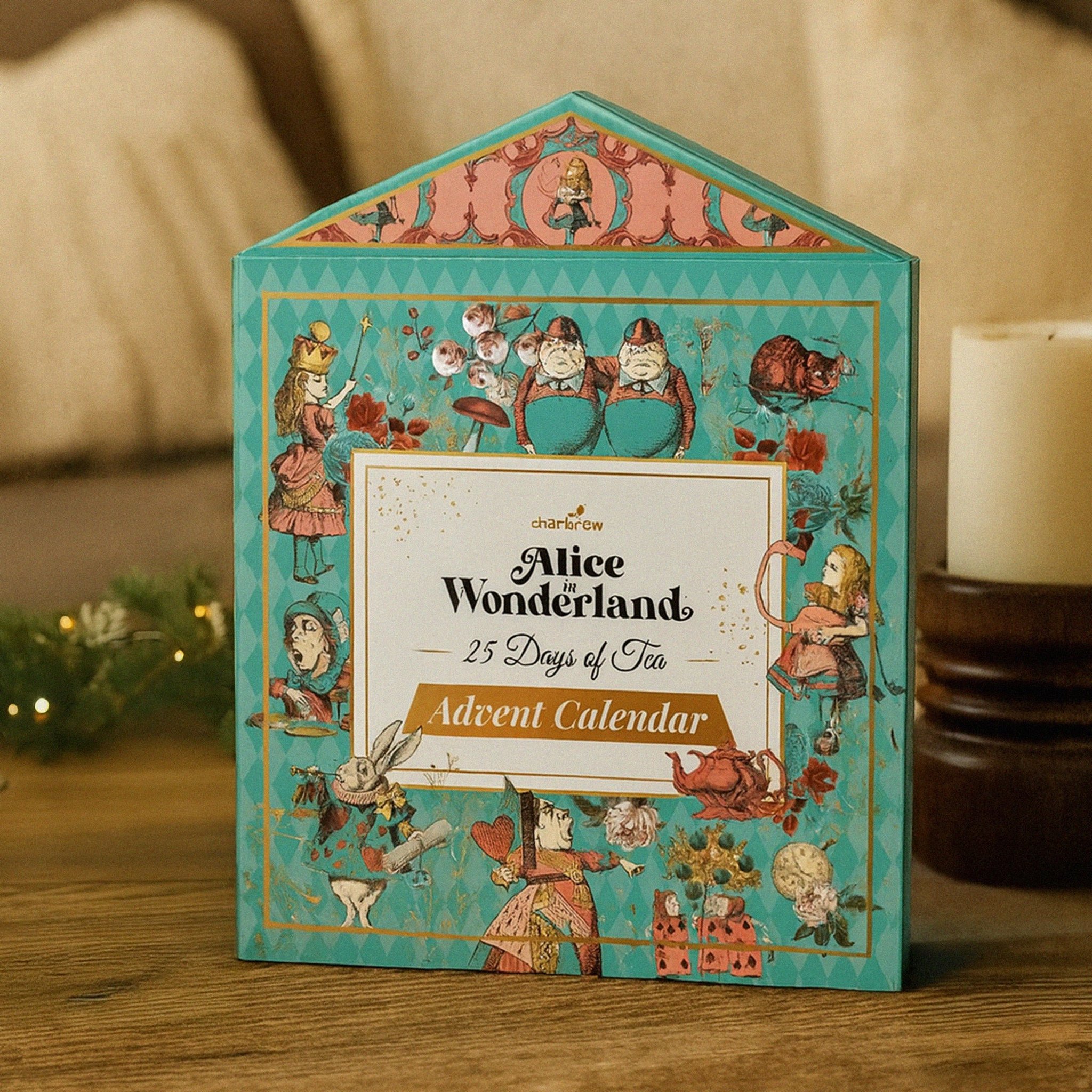 Tee-Adventskalender Alice im Wunderland auf einem Holztisch neben Kerzen und Weihnachtsdeko