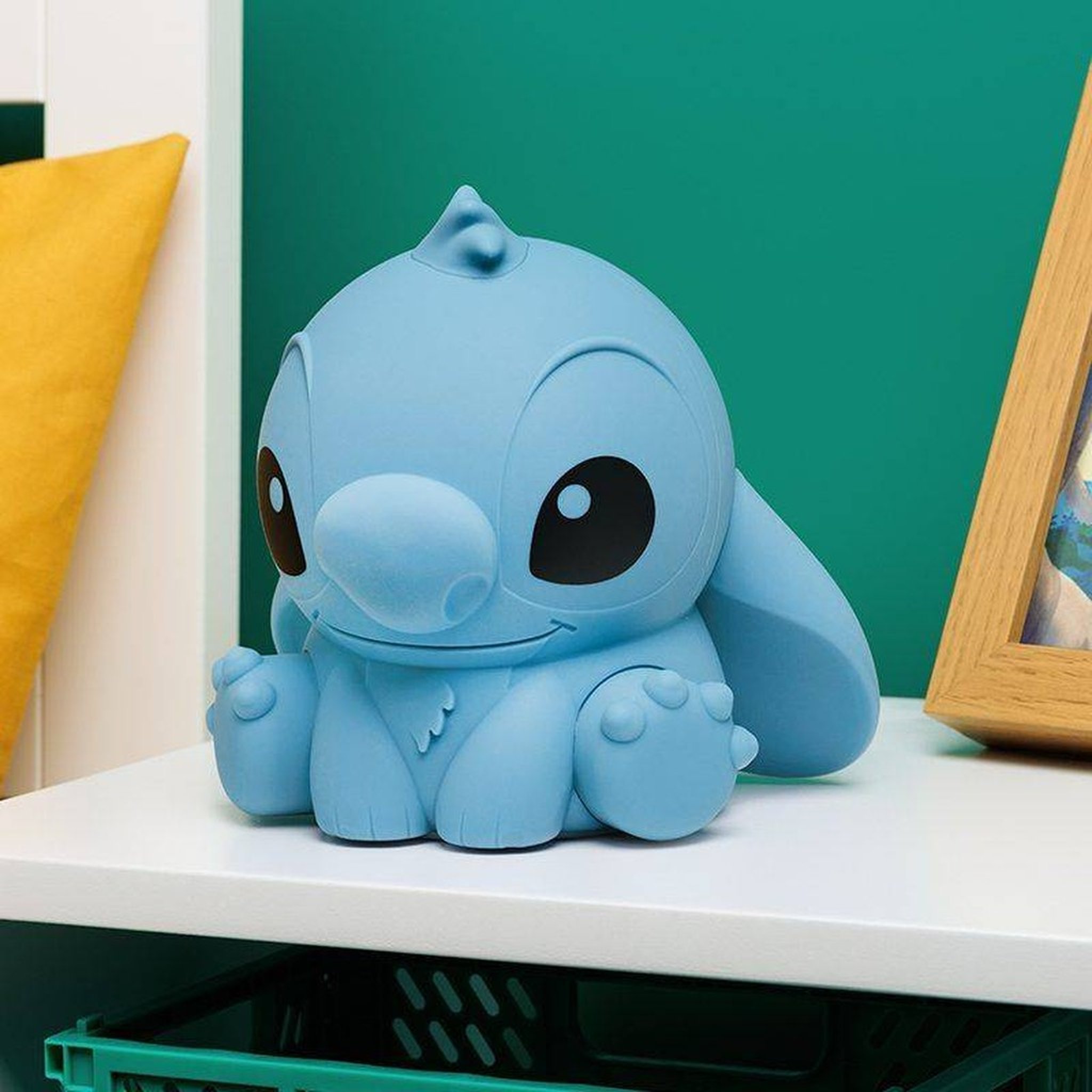 Stitch-Nachtlicht auf einem Regal vor grüner Wand