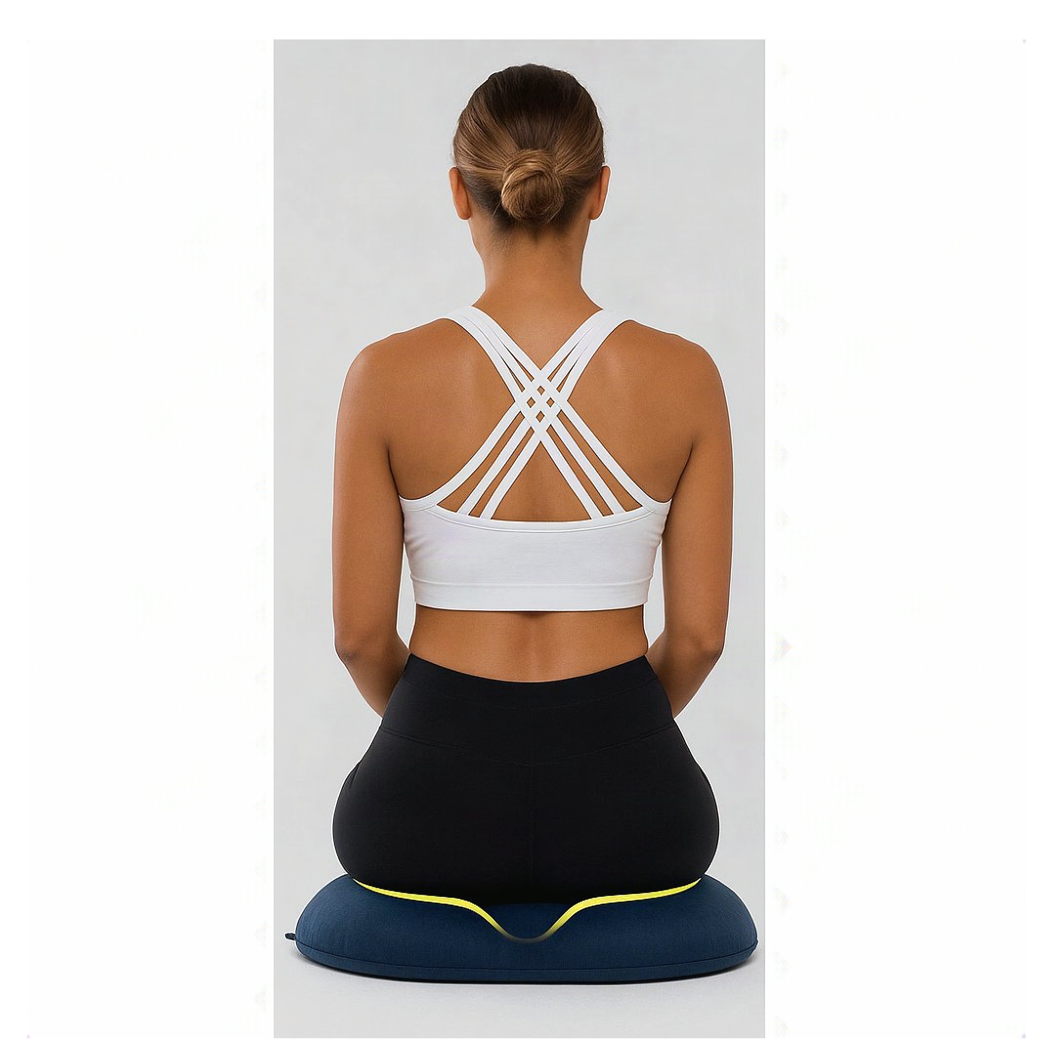 Femme assise bien droite sur le coussin donut, la découpe soulage le coccyx