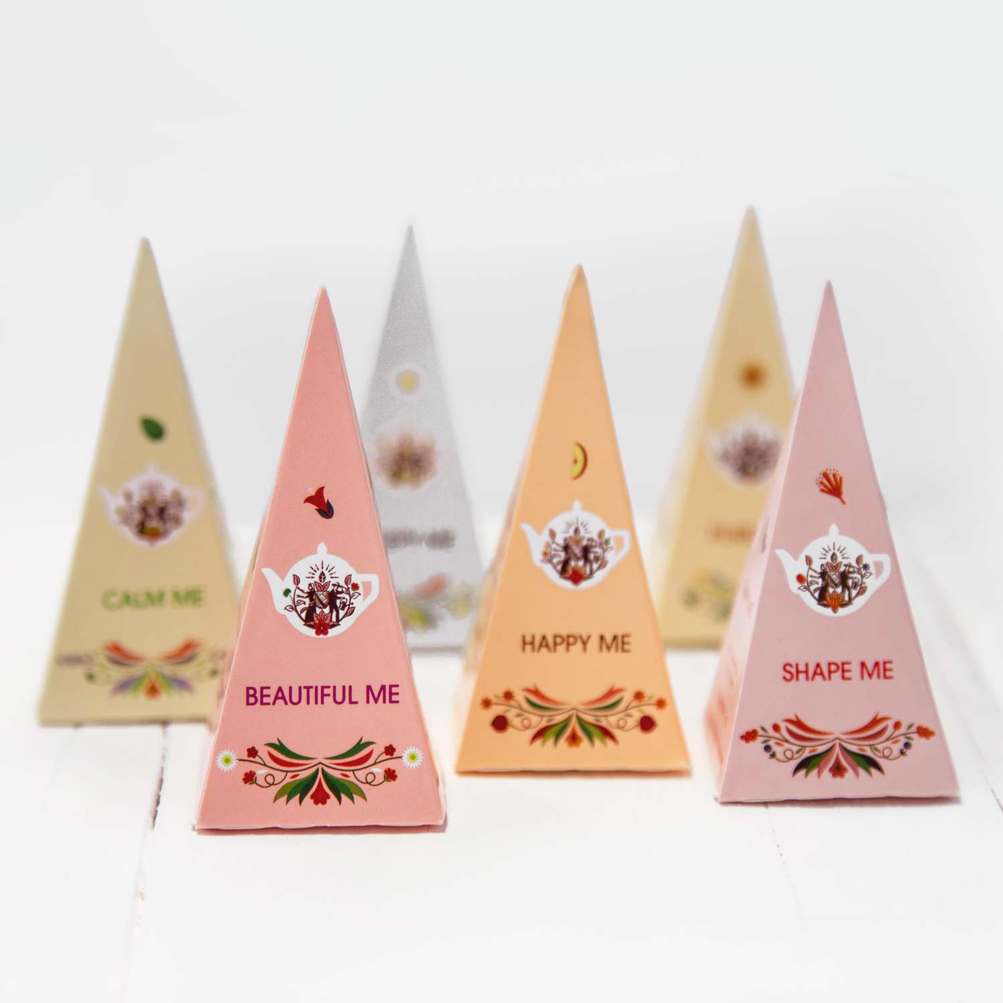 Six pyramides de thé aux tons pastel, dont Calm Me, Beautiful Me, Happy Me et Shape Me