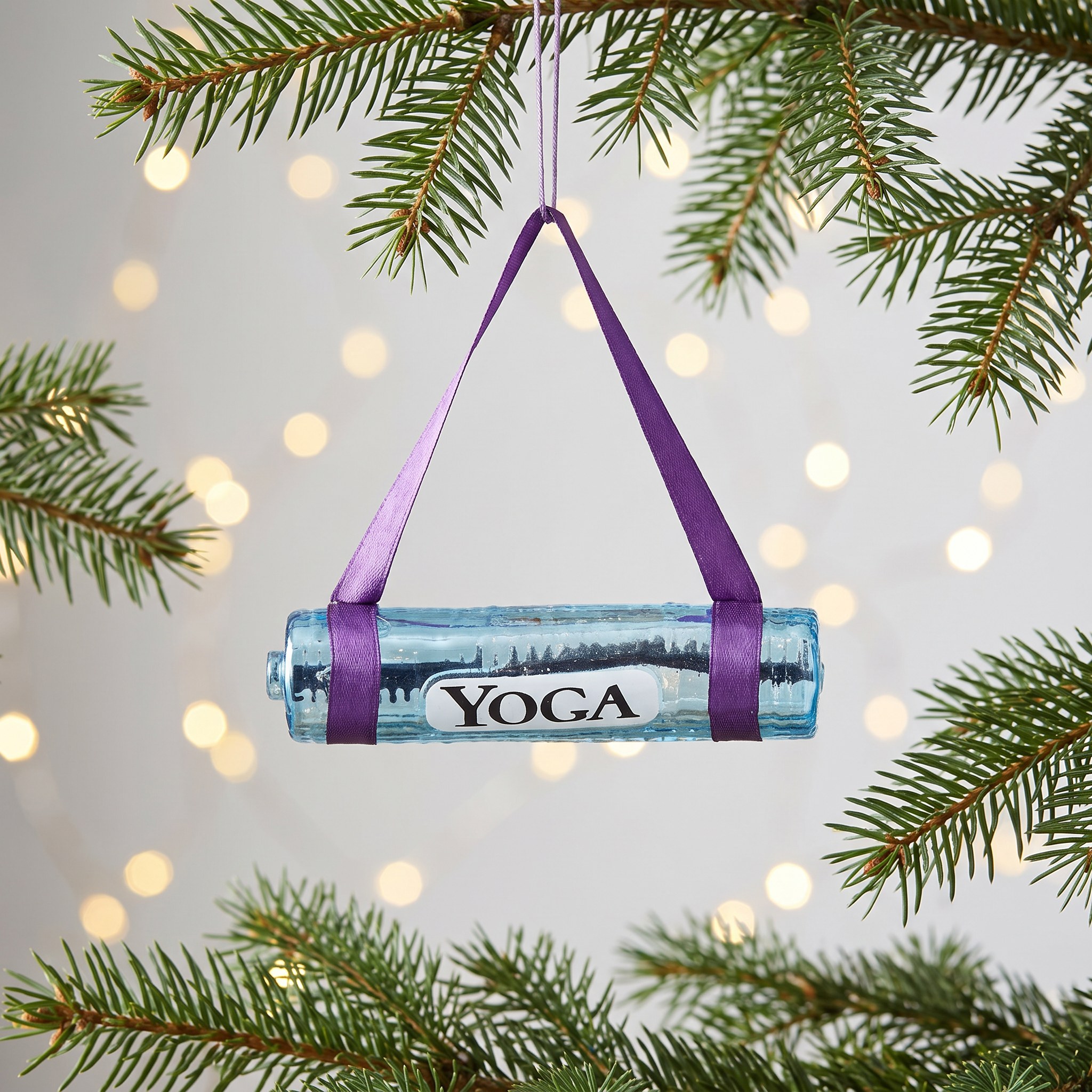 Decorazione per Albero di Natale Tappetino da Yoga di Sass & Belle su un ramo di abete con luci calde