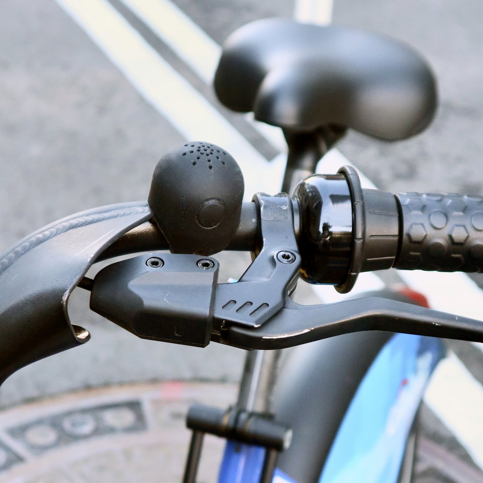 Campanello elettronico montato sul manubrio di una bicicletta