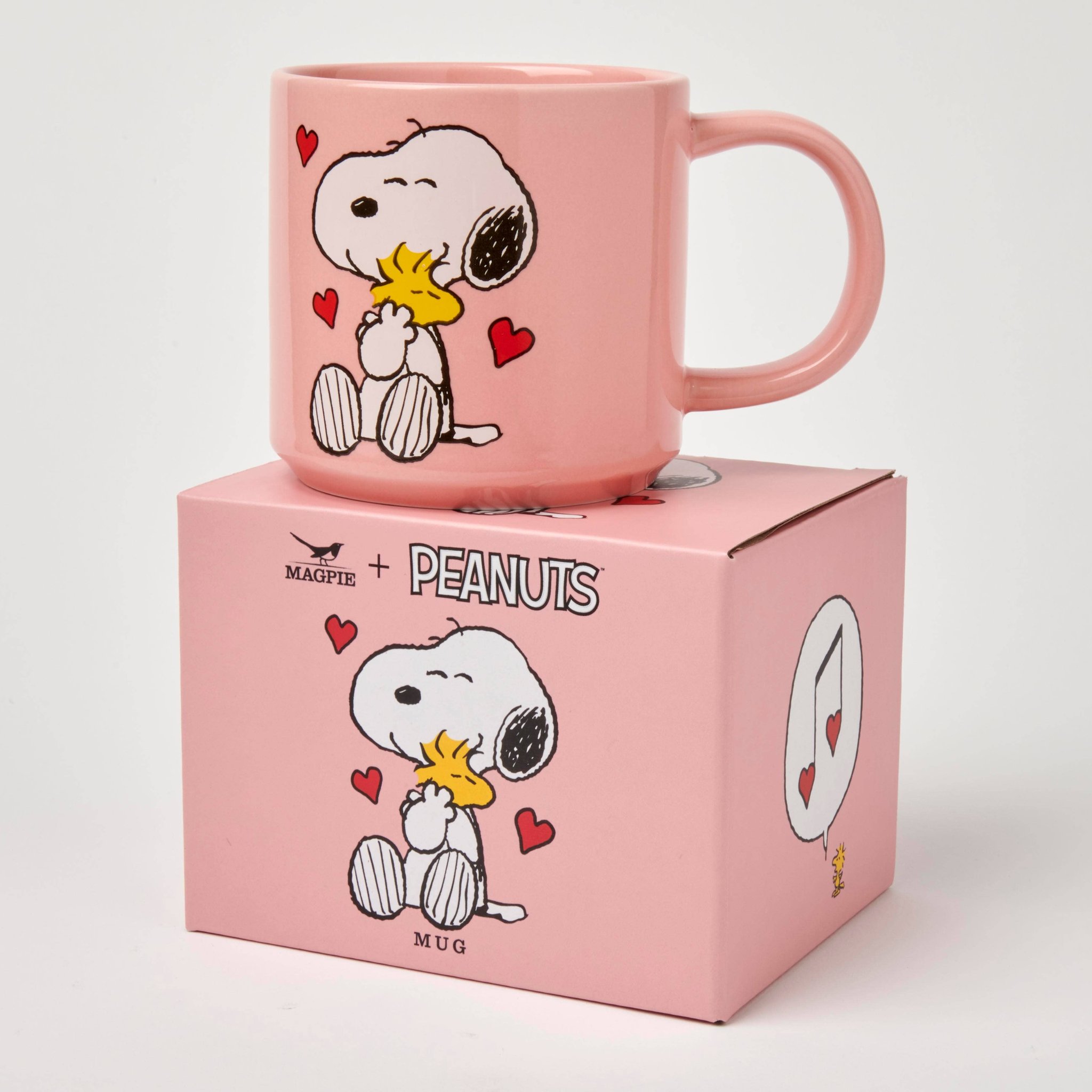 Rosa Snoopy-Tasse Love Song auf ihrer rosa Geschenkbox mit Peanuts-Motiv