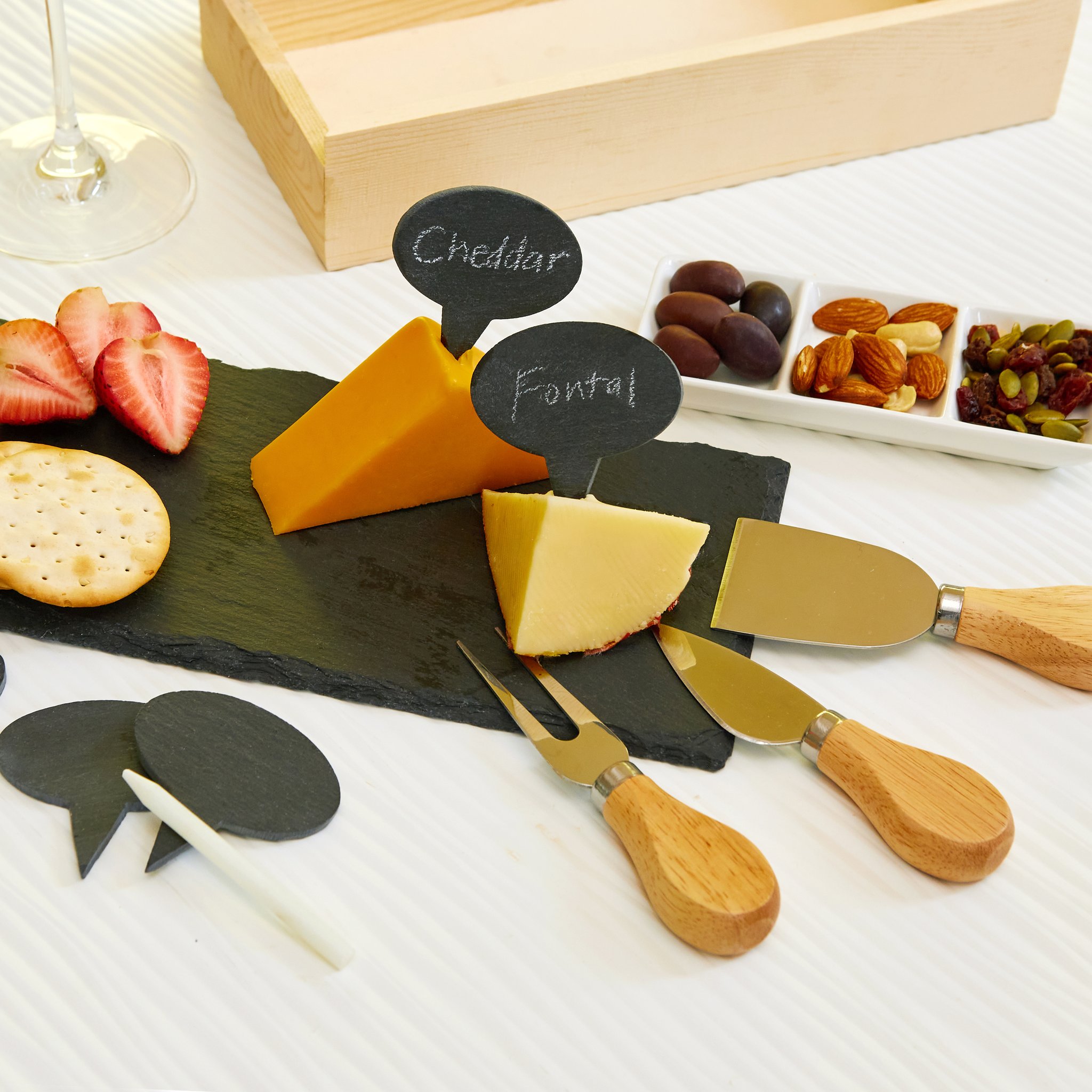 Plateau à fromage en ardoise avec couteaux, étiquettes ardoise, fromage et crackers