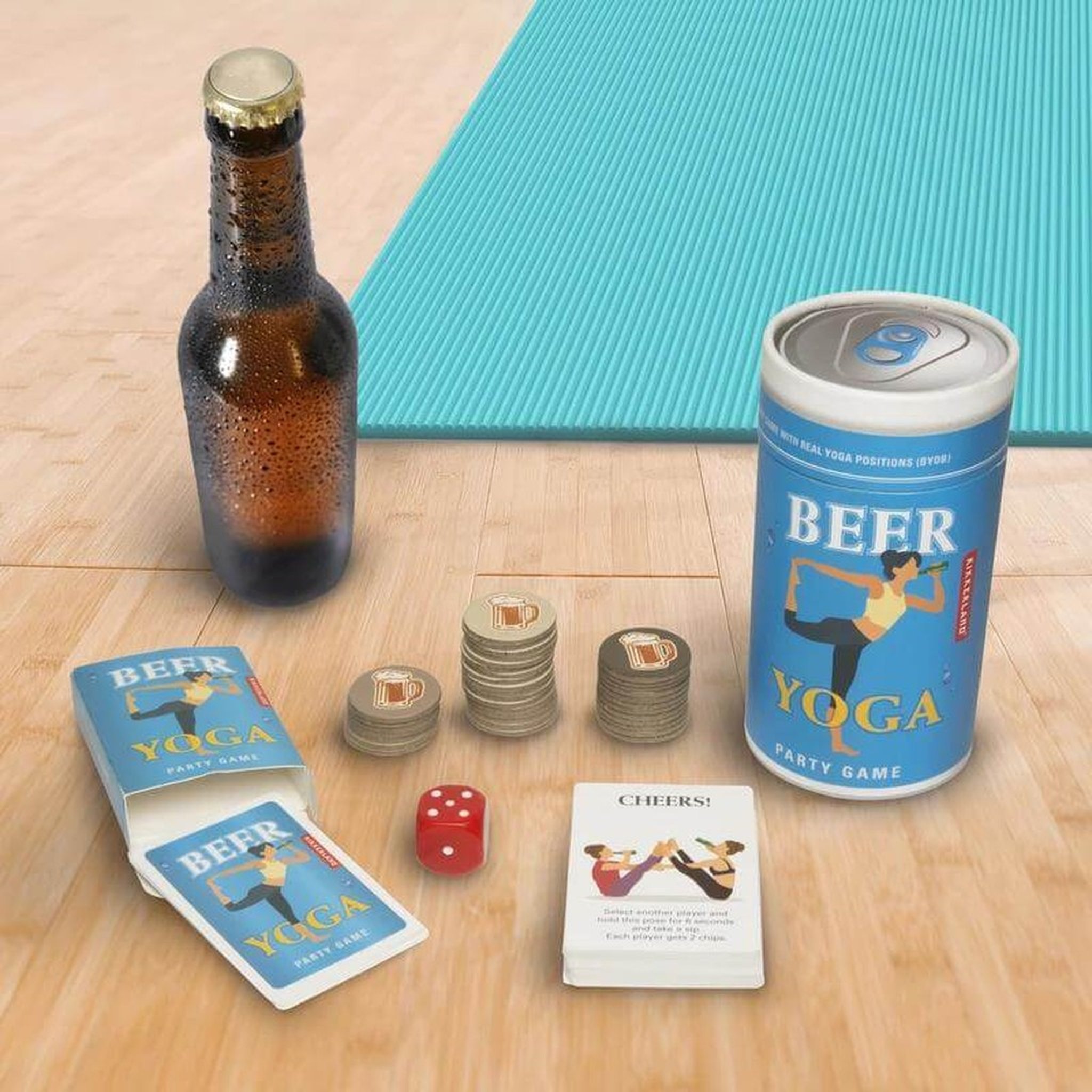 Bier-Yoga-Spiel mit Dose, Karten und Chips neben Bierflasche und Yogamatte