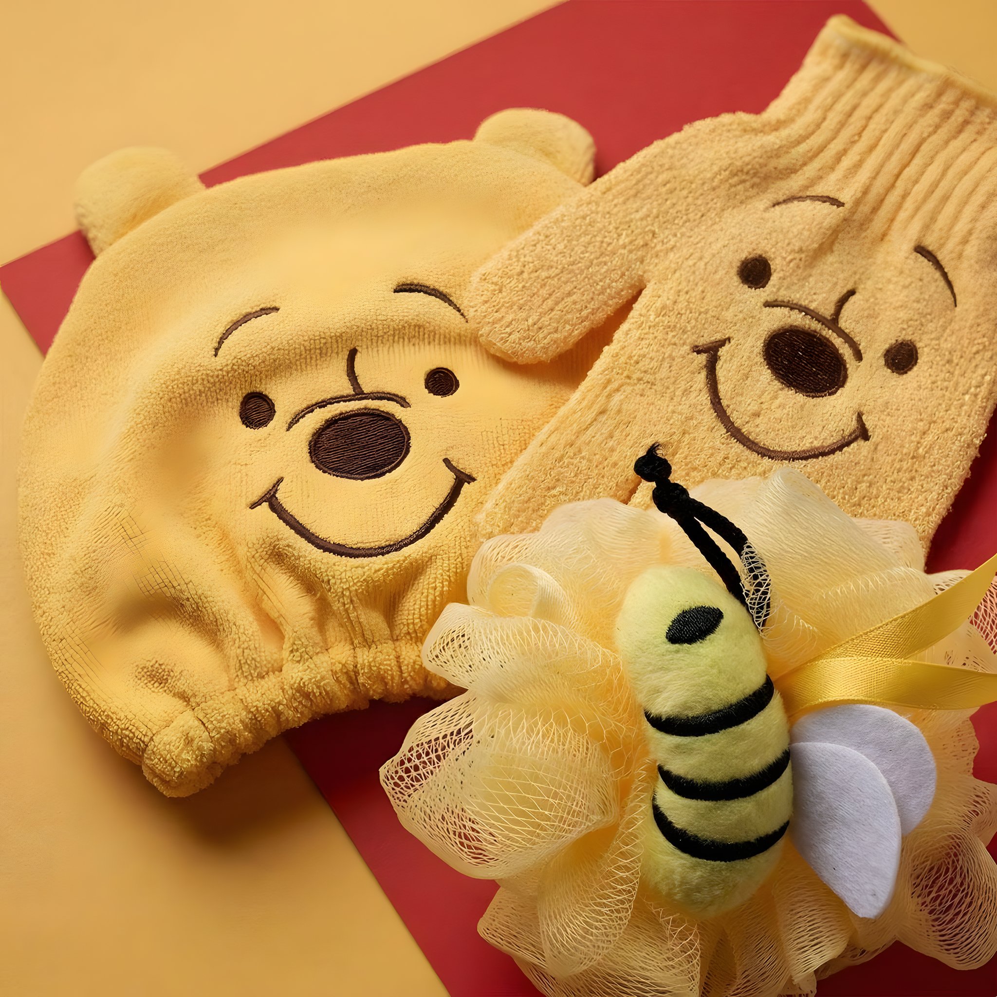 Haarturban, Peelinghandschuh und Bienen-Schwamm von Winnie Puuh