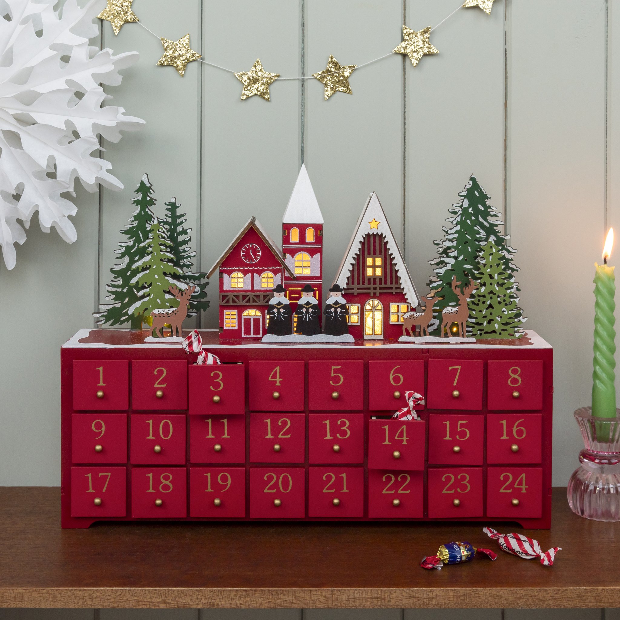 Der rote Weihnachtssinger Adventskalender mit 24 Schubladen und Sternengirlande