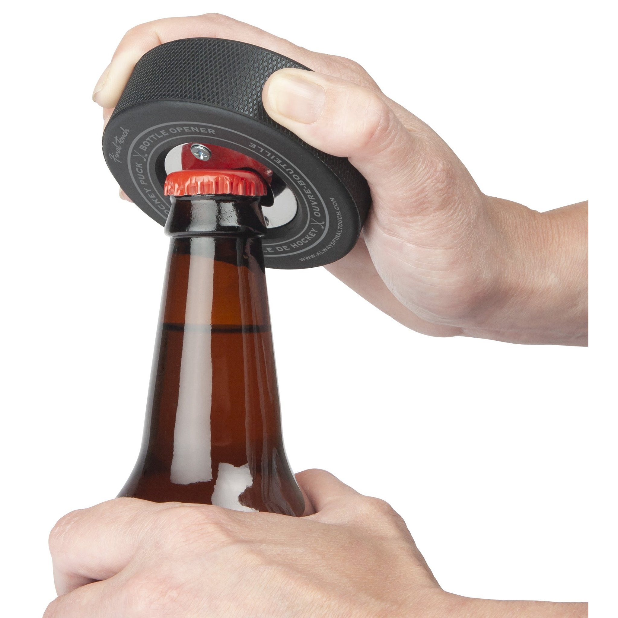 Ouvre-bouteille Hockey Puck en action ouvrant une bière