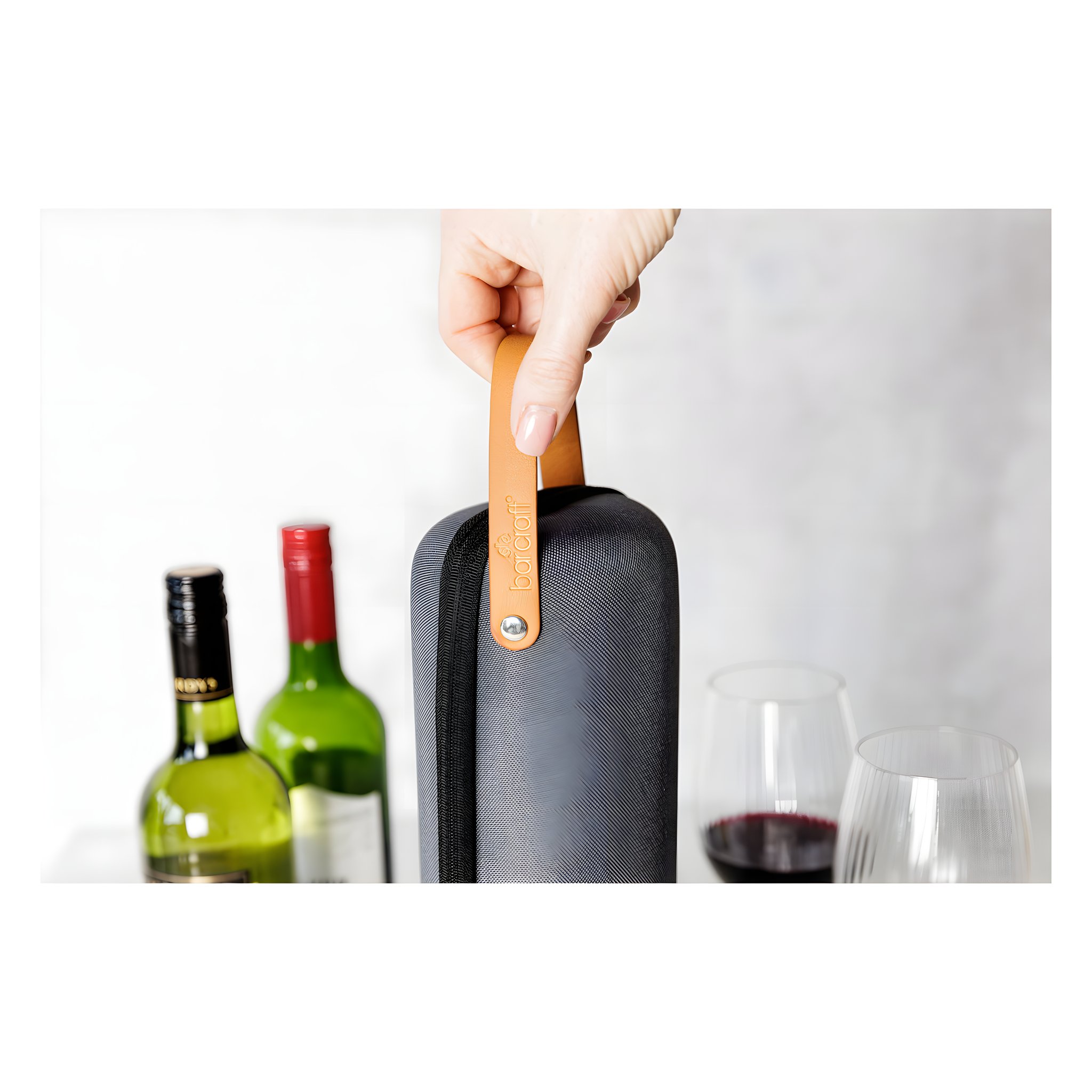 Sac de transport pour bouteille de vin Barcraft — mise en scène avec bouteille et verre