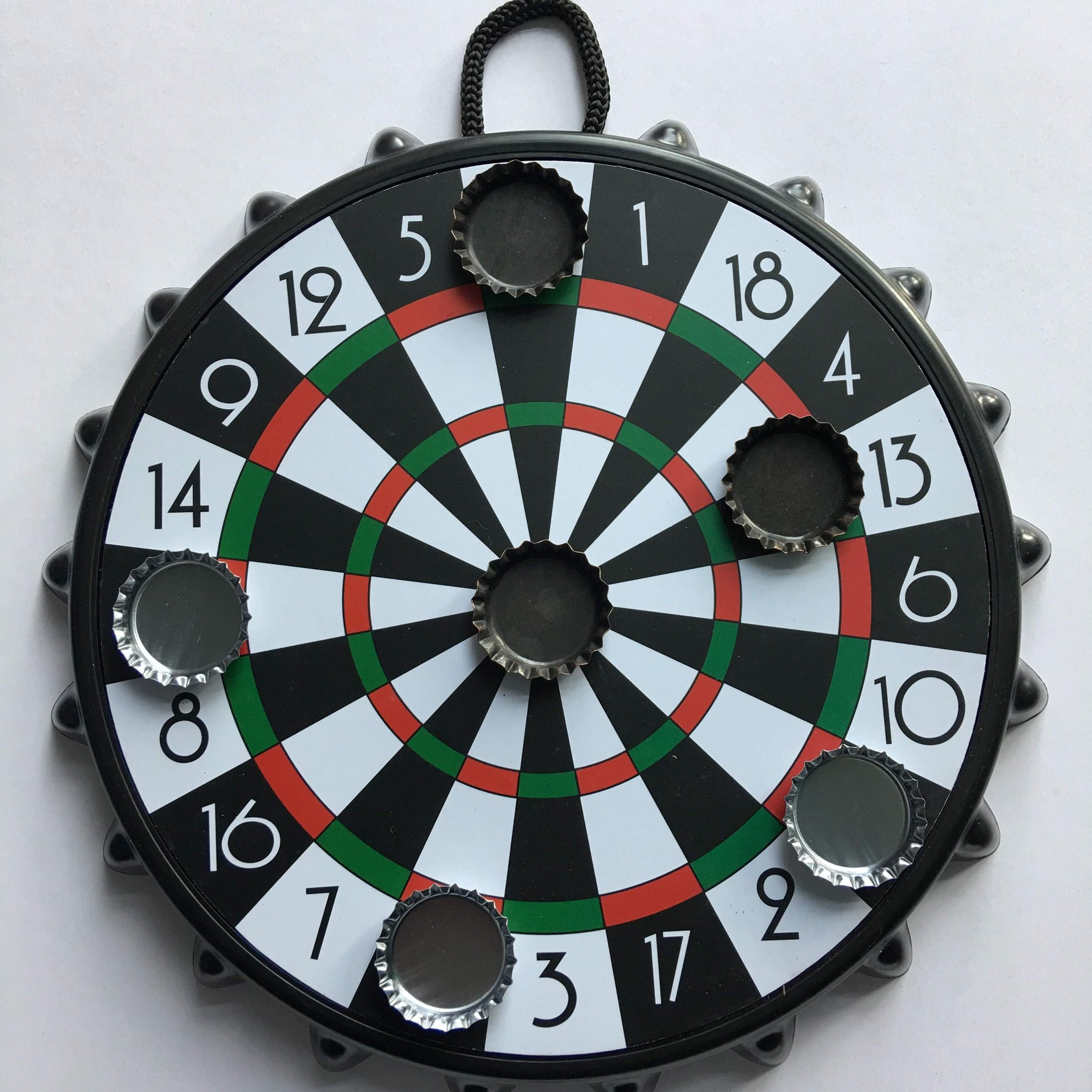 Kronkorken Dartscheibe mit eingesetzten Kronkorken