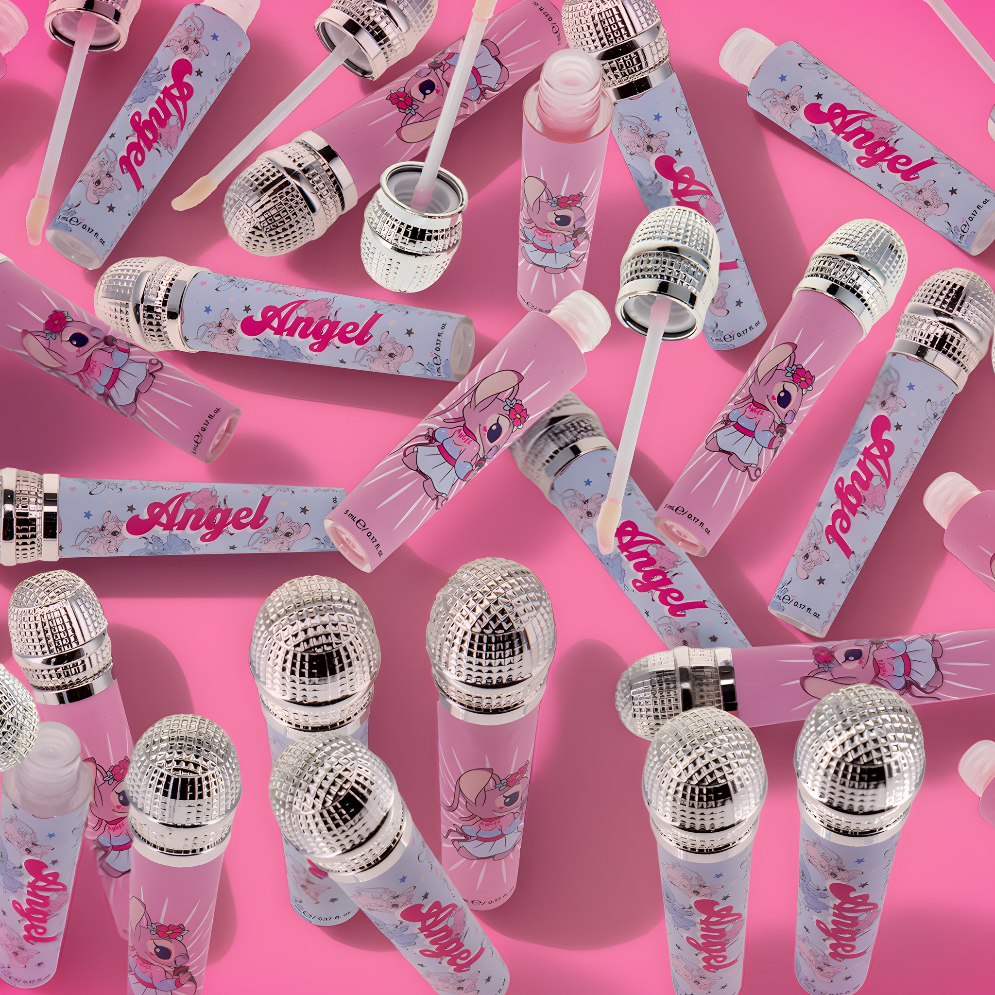 Tanti balsami labbra Angel con tappi a microfono argentati su fondo rosa