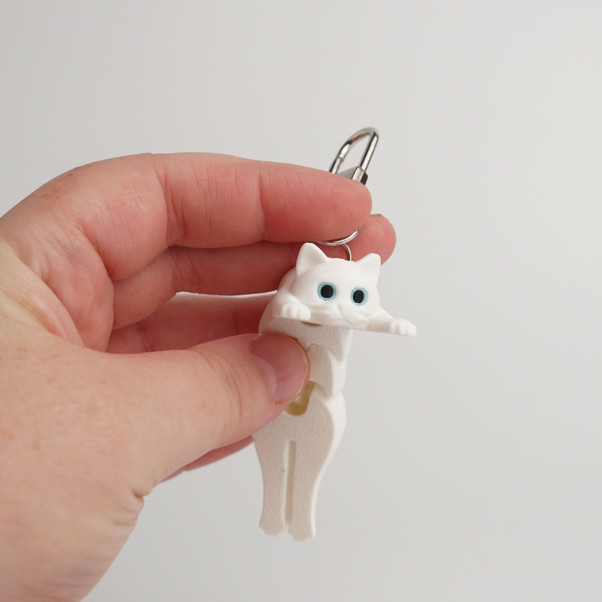 Tukitsu Katzen Schlüsselanhänger Weiss — Frontalansicht mit blauen Augen am Karabiner
