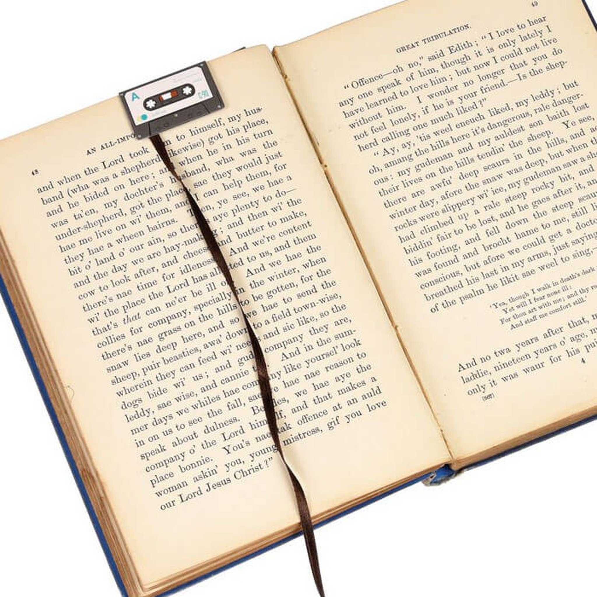 Segnalibro cassetta inserito in un vecchio libro aperto
