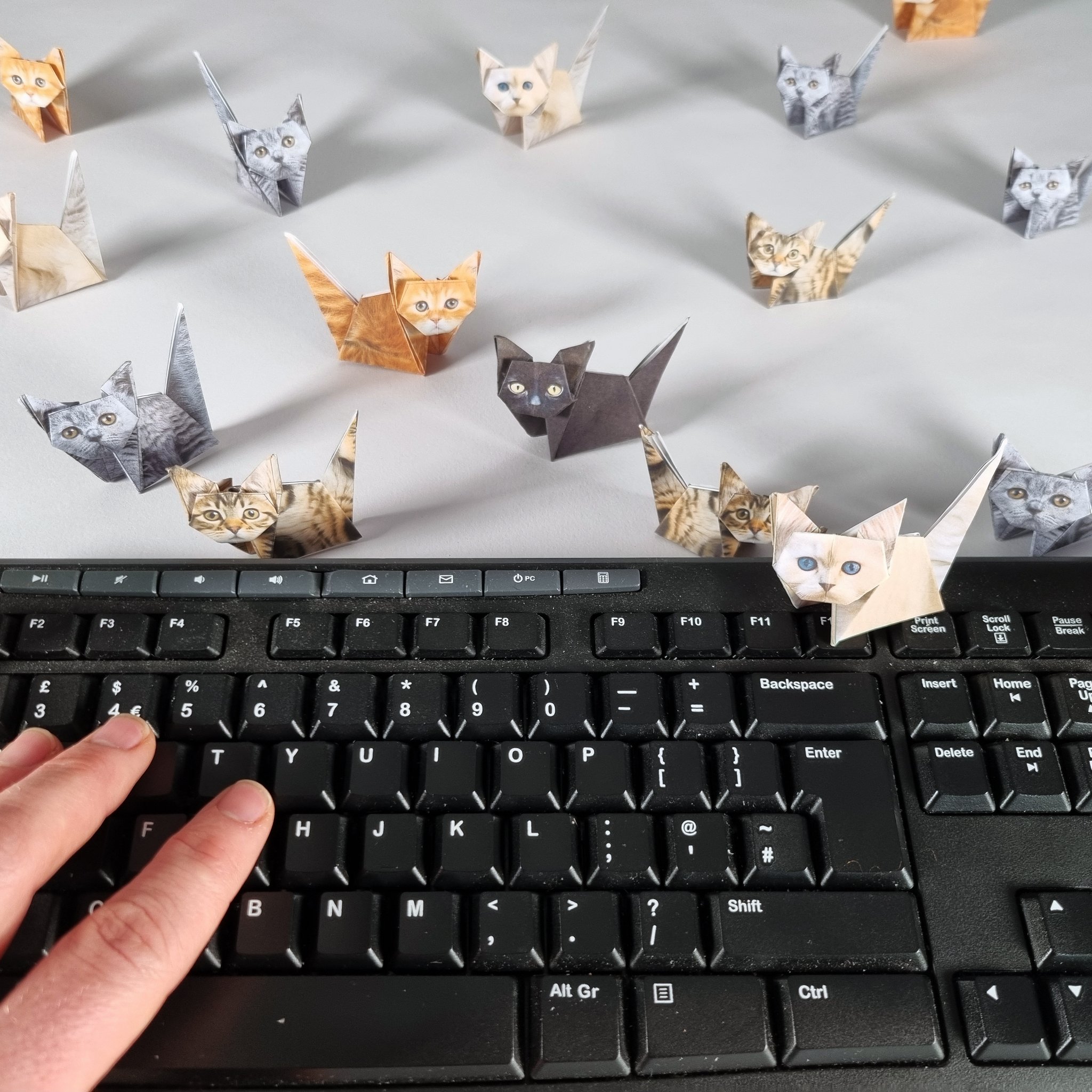 Paper Cats Origami-Set – Papierkatzen auf dem Schreibtisch