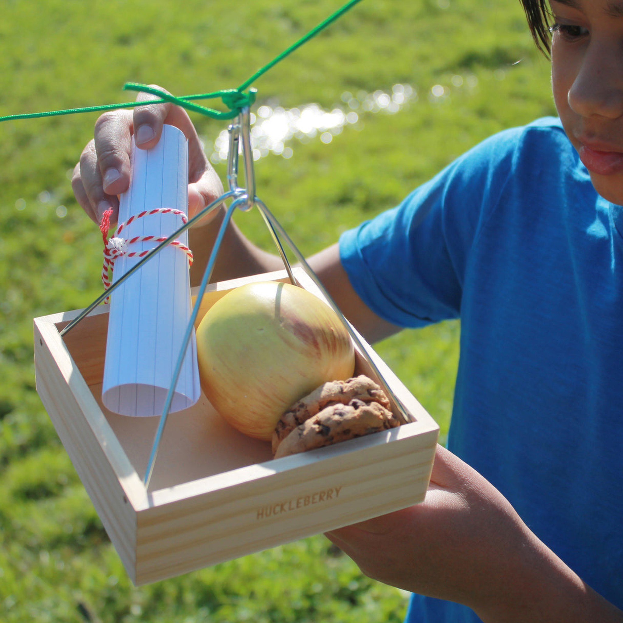 Kind belädt Huckleberry Gondel mit Apfel, Keksen und Briefrolle