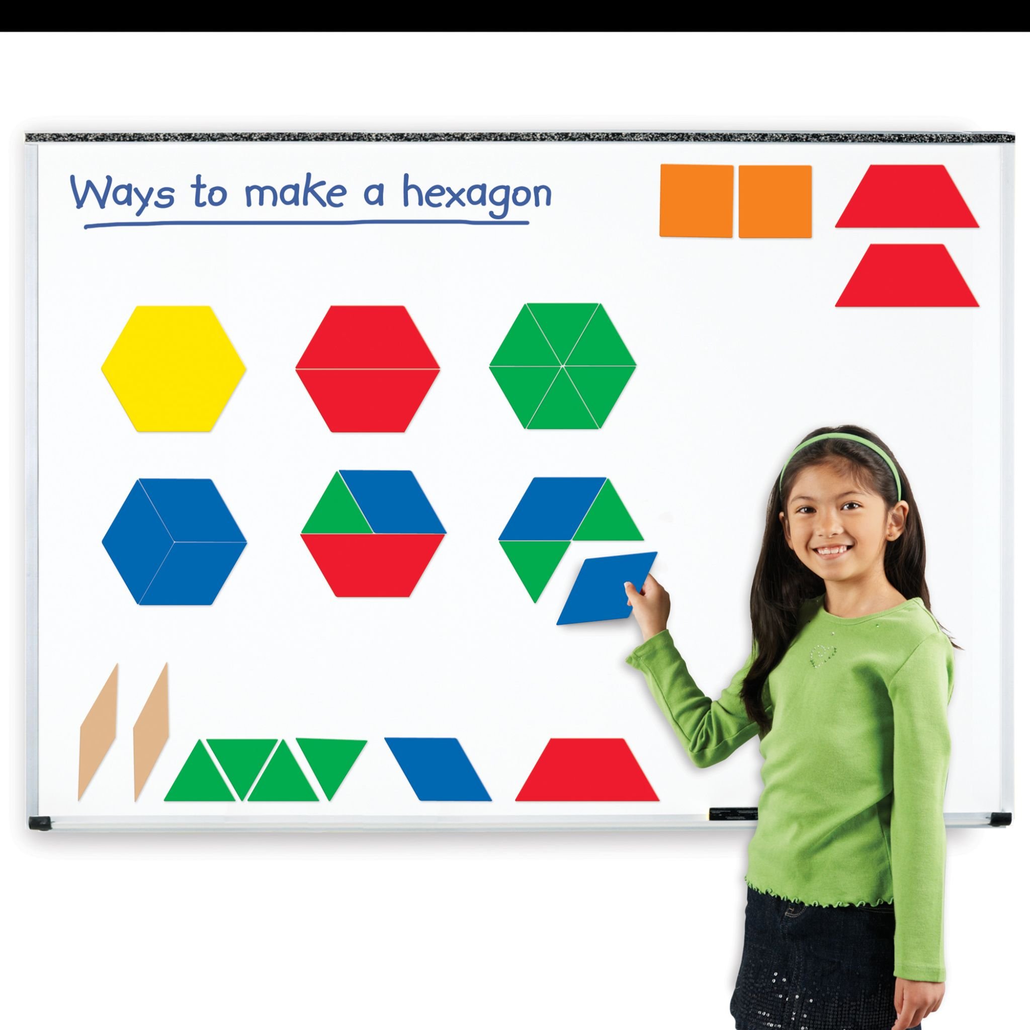 Riesen-Magnet-Geoformen 47-teilig – Mädchen legt Formen am Whiteboard