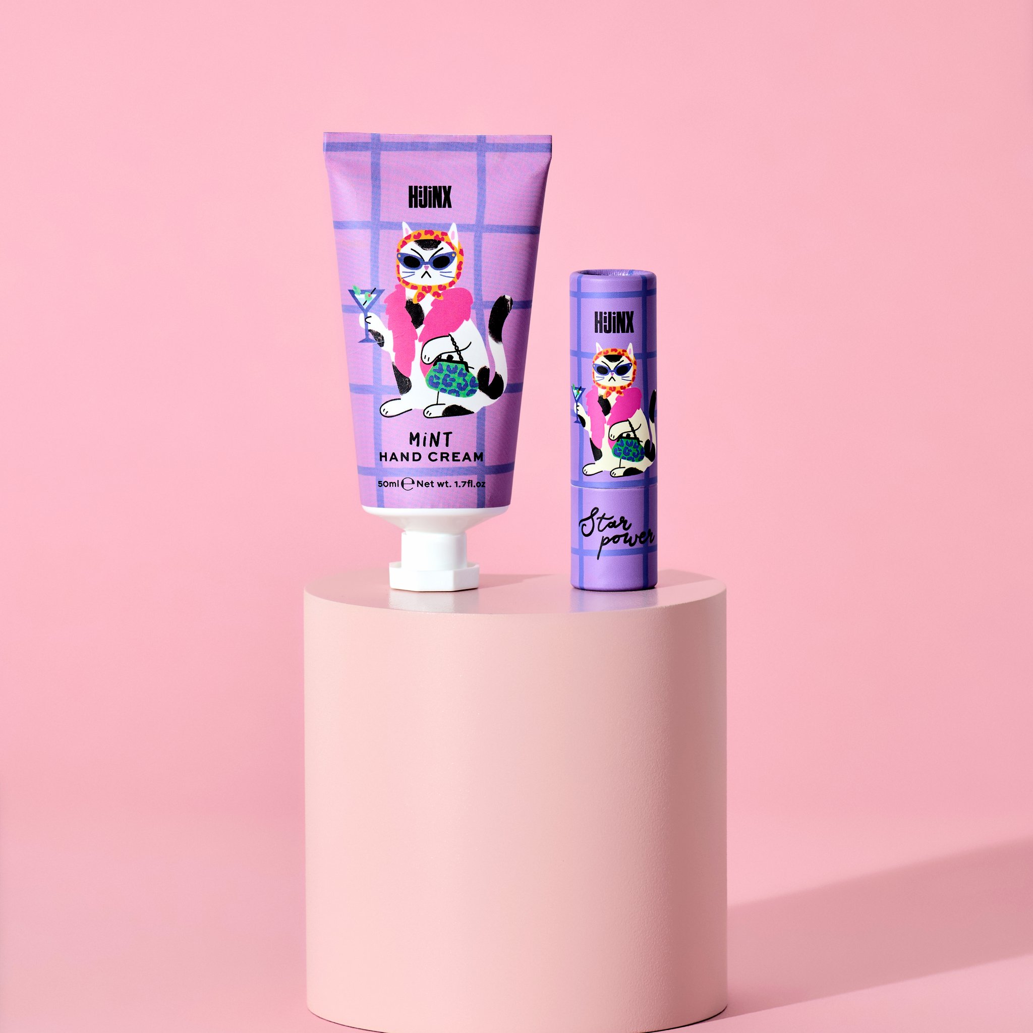 Crème mains et baume à lèvres Star Power sur un socle rose