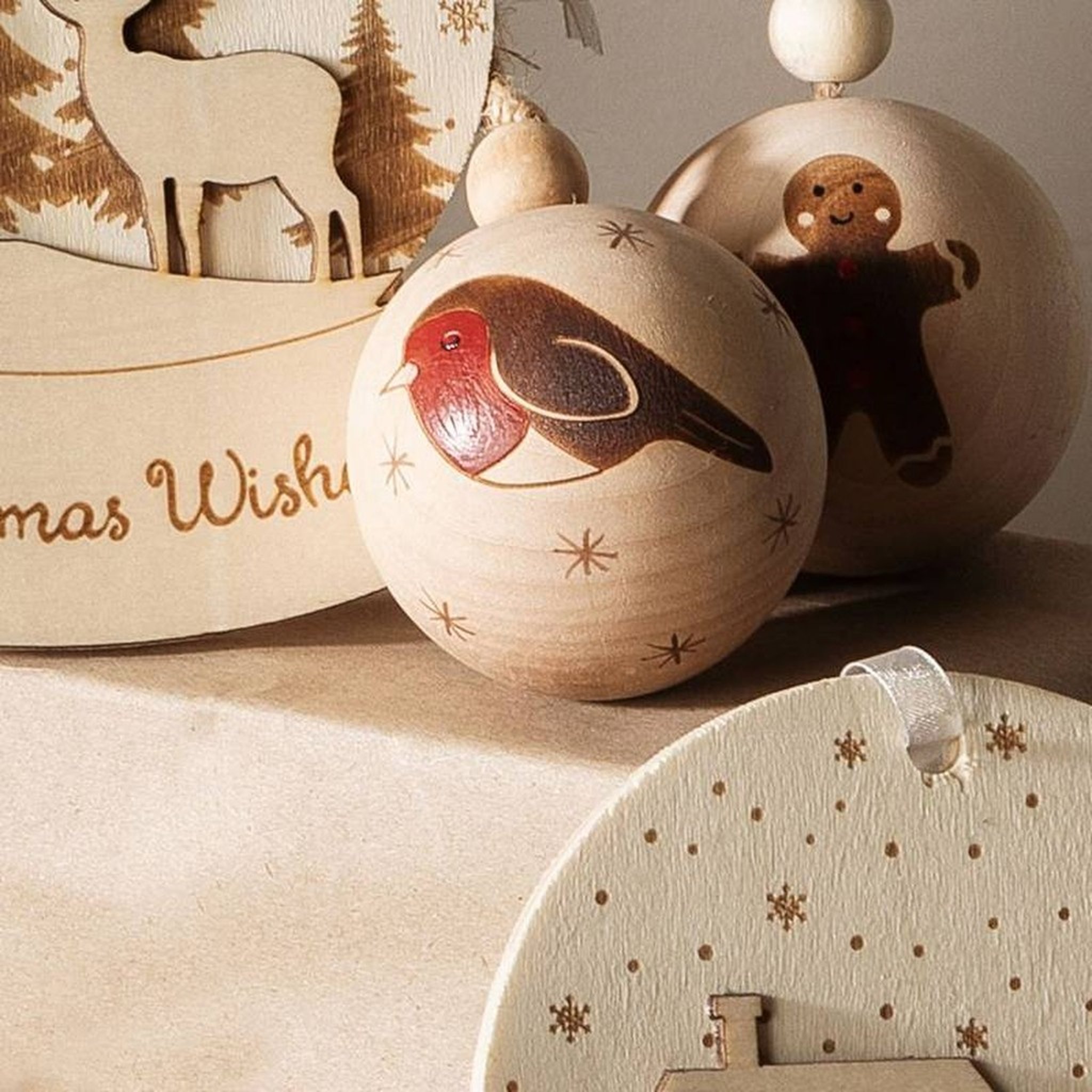 Rotkehlchen Weihnachtskugel Nahaufnahme mit Holzdekoration
