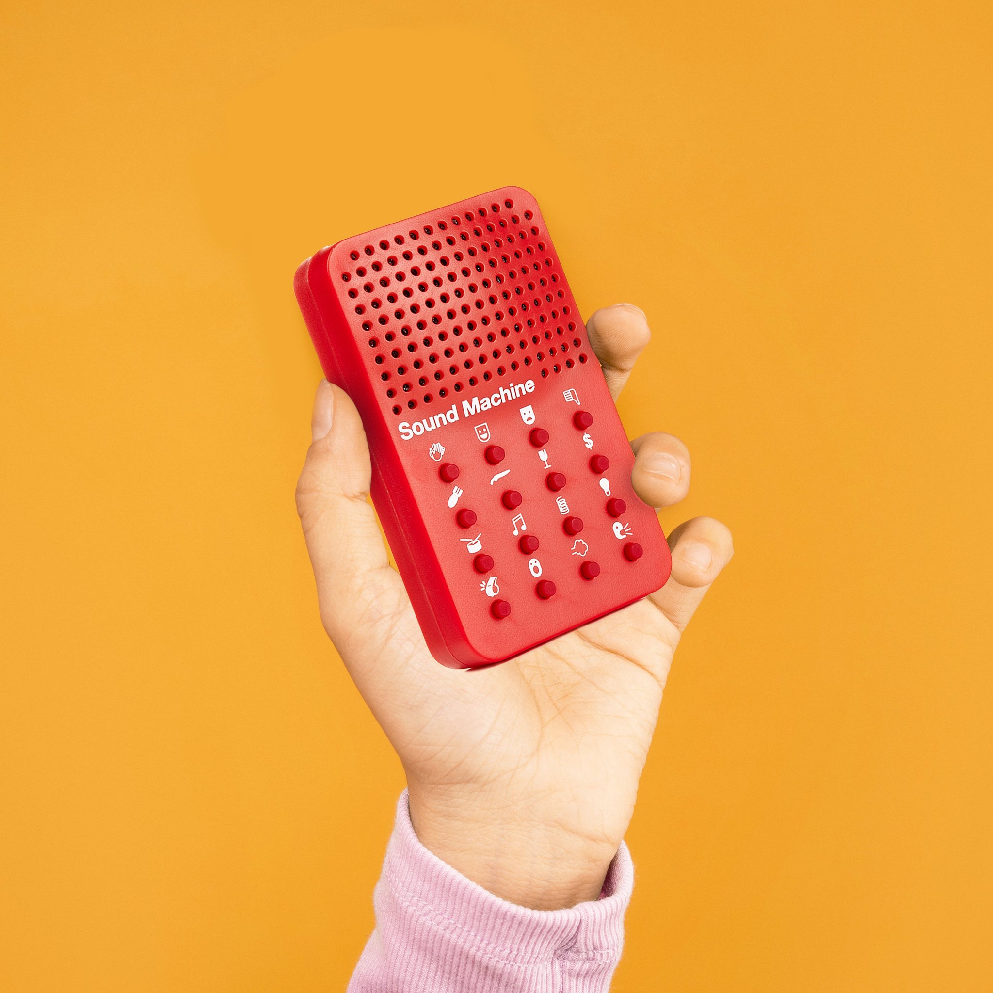 Mano che tiene la Sound Machine rossa con 16 bottoni effetto su sfondo arancione