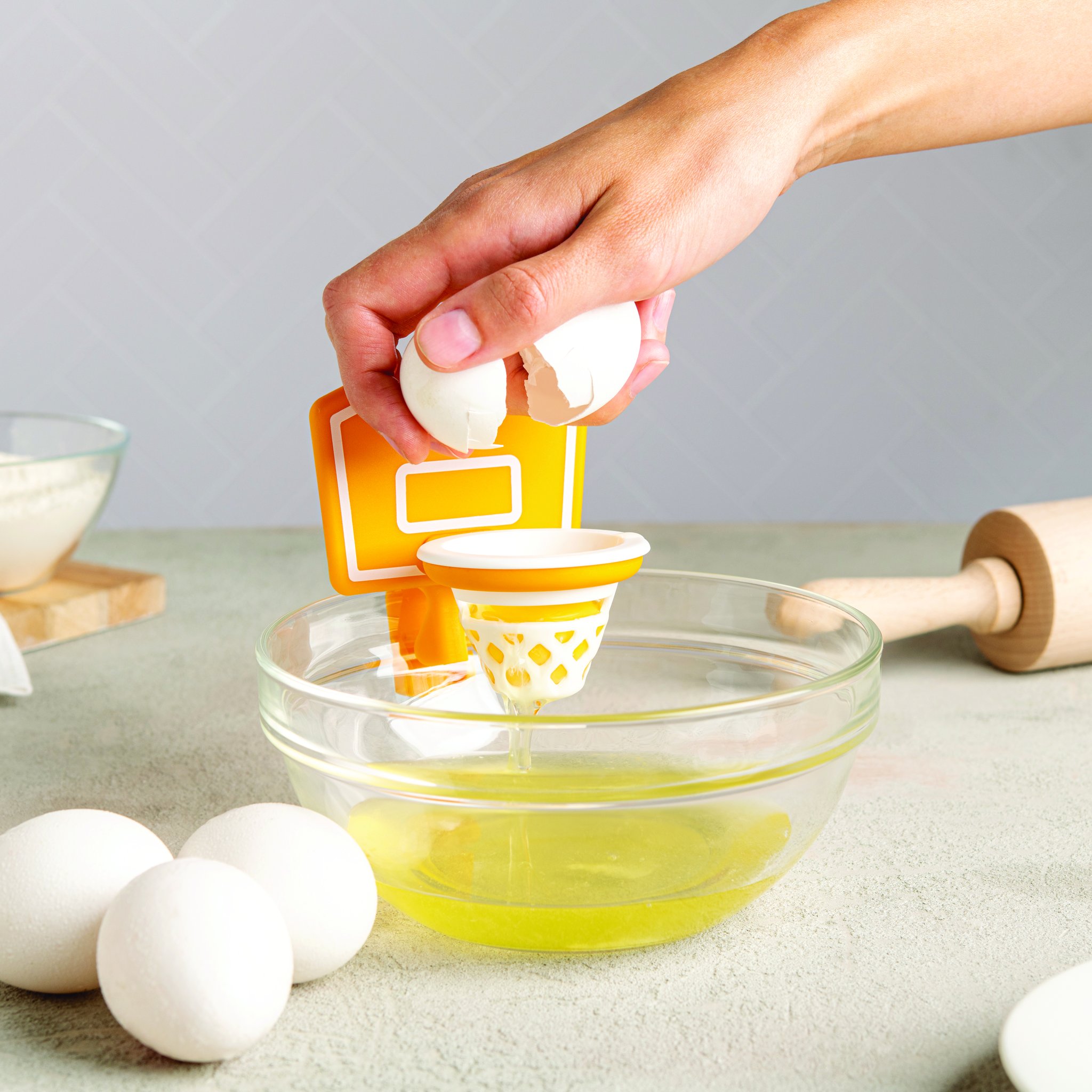 Dunk N Egg Eiertrenner beim Backen im Einsatz