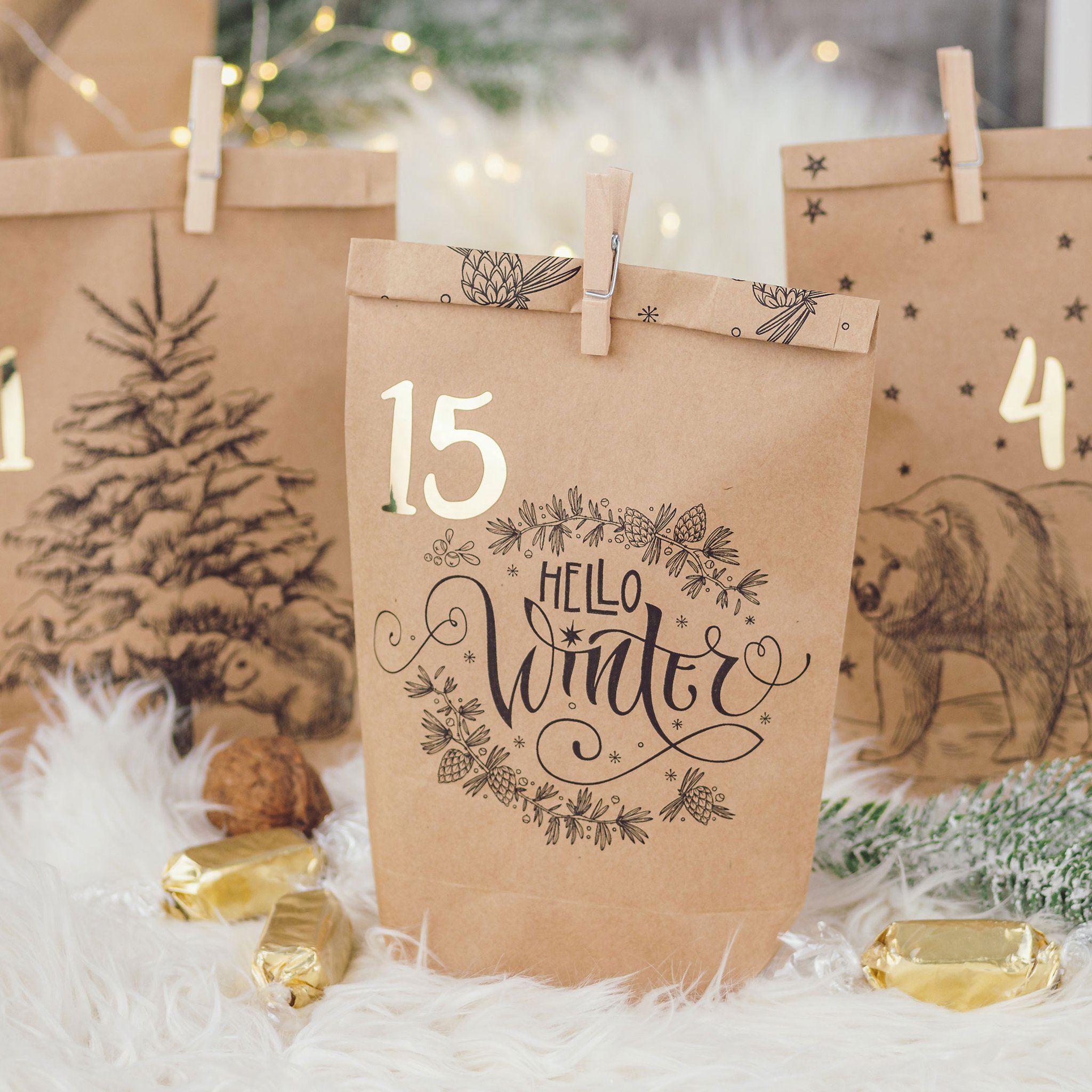 Tüten 1, 15 und 4 mit Tanne, Hello Winter und Bär, Lichterkette und Tannenzweig dahinter