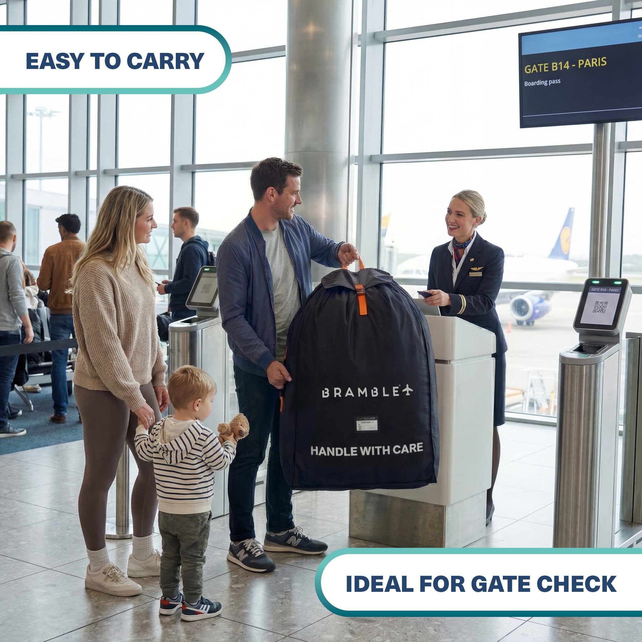 Familie am Flughafen-Gate, der Vater übergibt die Reisetasche mit dem verpackten Kinderwagen am Griff