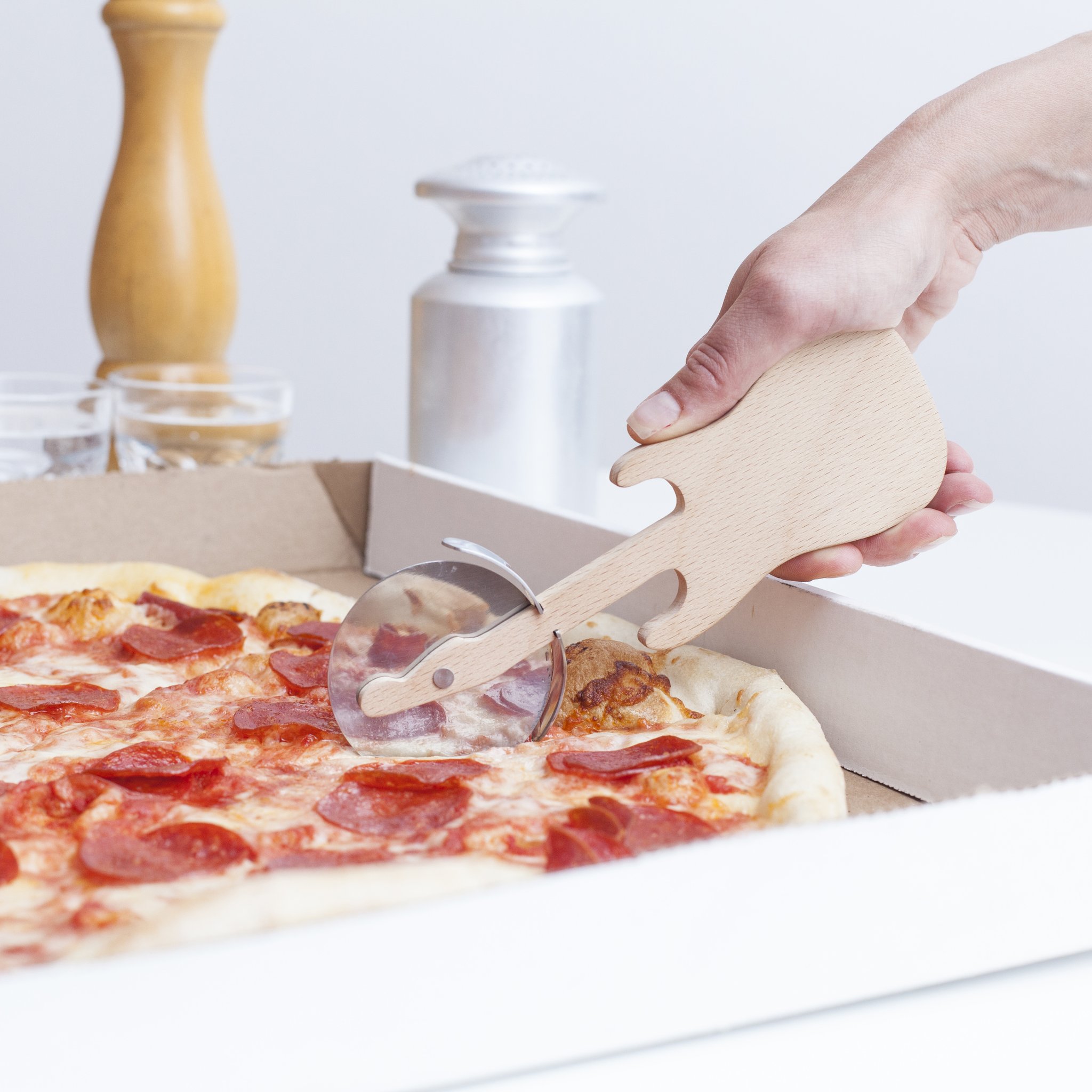 Pizzaschneider Gitarre von Kikkerland – Pizza wird geschnitten