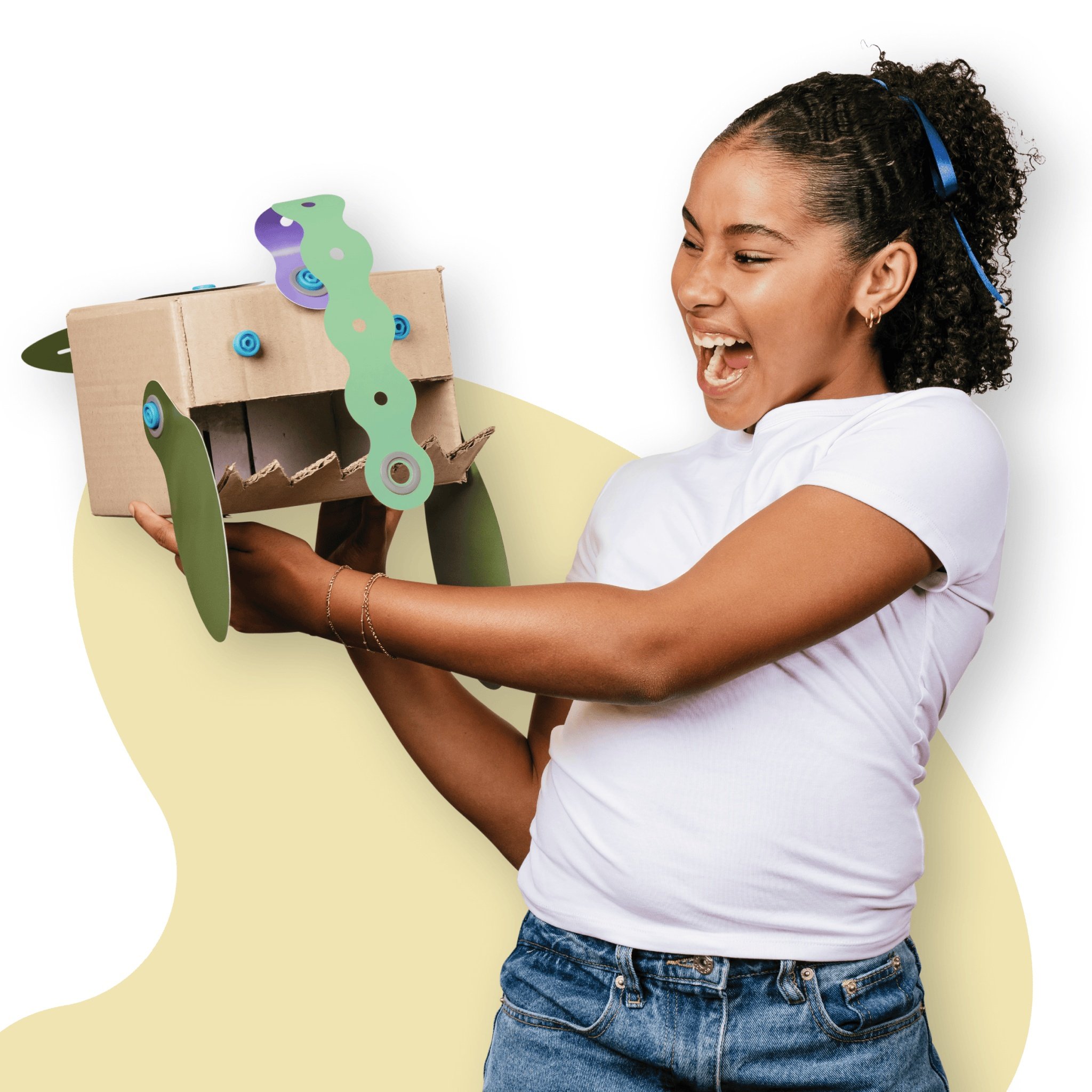 Fille tenant une figurine en carton décorée de Blobbies
