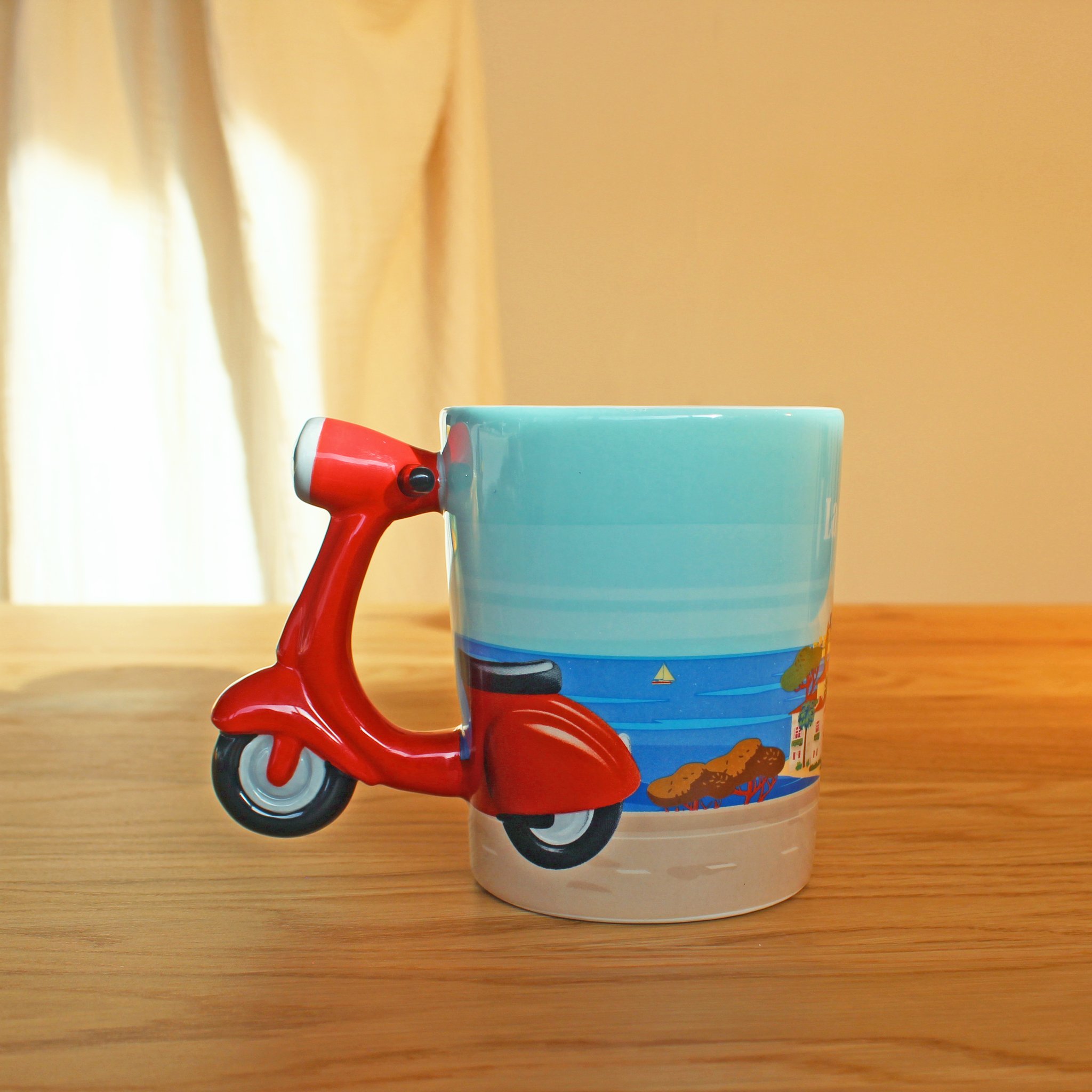 Roller Tasse La Dolce Vita auf Holztisch