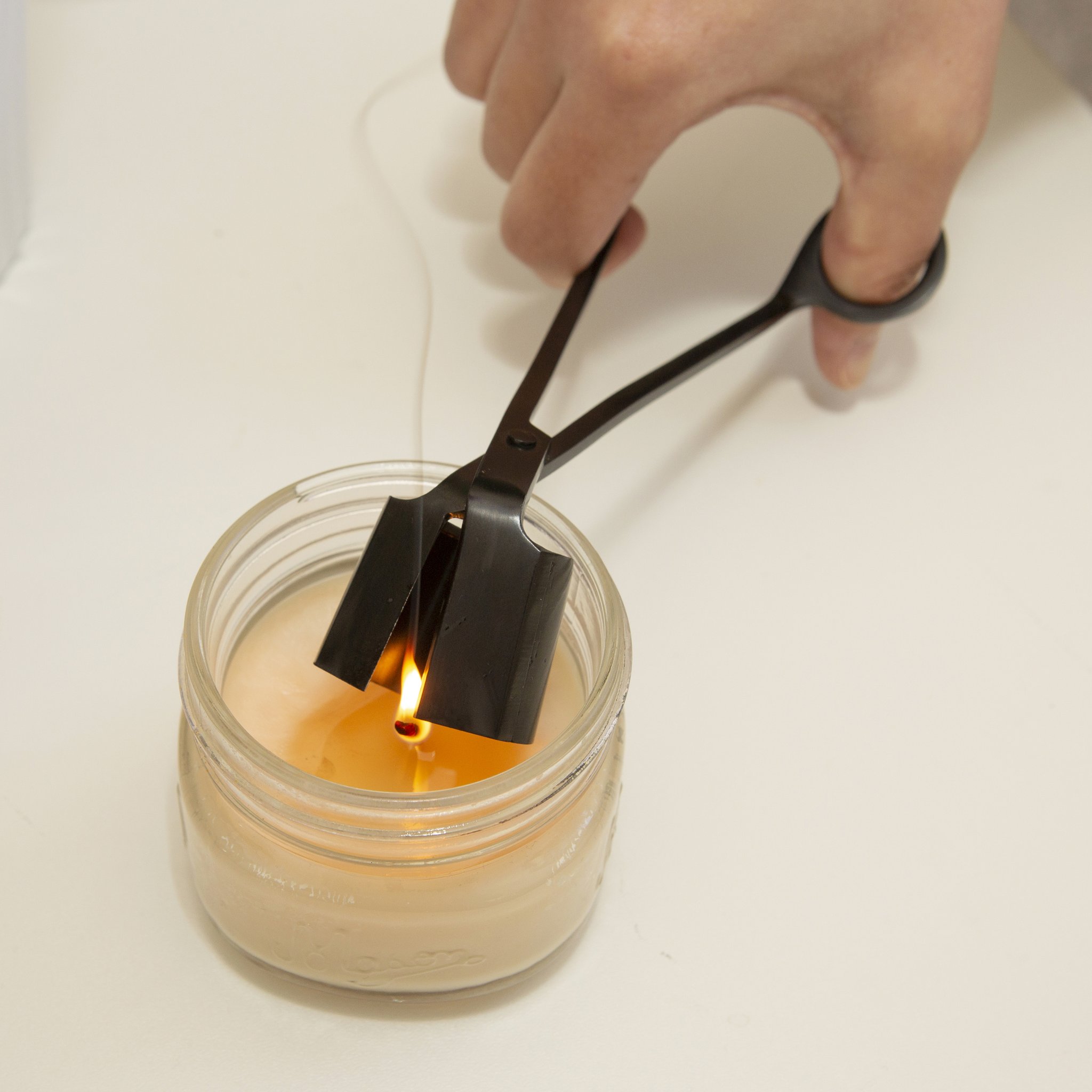 Outil à bougie 3-en-1 éteignant la flamme d'une bougie en pot